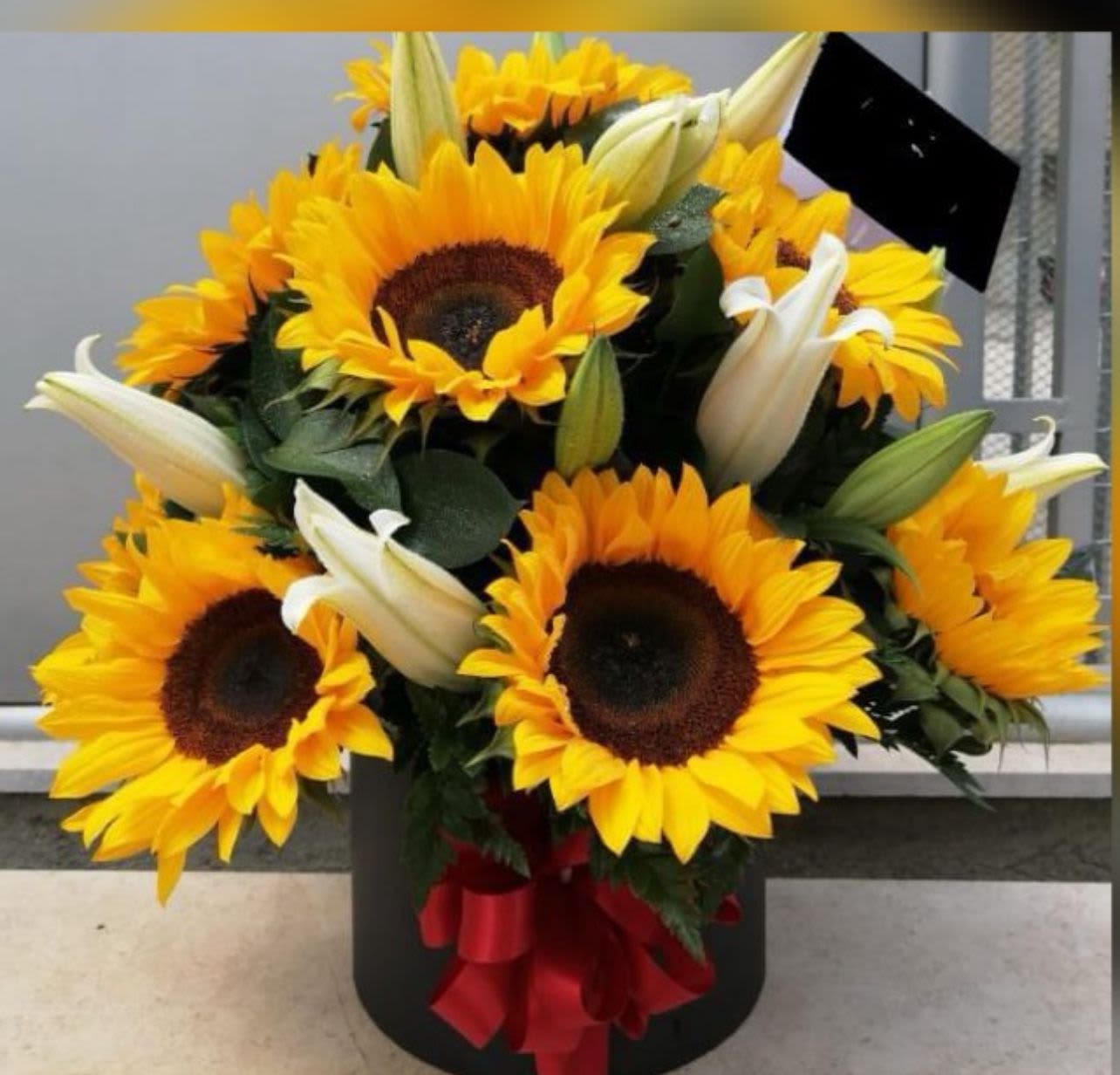 caja de girasol con lilis - caja cilindrica elaborado con girasoles segun su tamaño la cantidad y lilis 