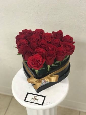 MINI HEART BOX OF ROSES HEART SHAPED -  Whisper Your Love: Mini Heart Passion Rose Box  &quot;Capture her heart with our Mini Luxe Rose Box - where small speaks volumes!  More than perfectly shaped premium red roses  Compact elegance that fits any space  Romantic gift that says 'I adore you' without saying a word  Ideal for: First dates, Anniversary surprises, or Sweet gestures