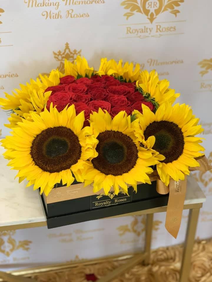 Box 30x30 Roses and Sunflowers Box 30x30 Roses and Sunflowers - This Box Roses and Sunflowers is a stunning combination of two of the most beloved flowers. With a spacious size of 30x30, this box offers a generous assortment of vibrant roses and sunflowers that will add a touch of elegance and cheer to any occasion. Bring joy and beauty to your loved ones with this expertly crafted box.