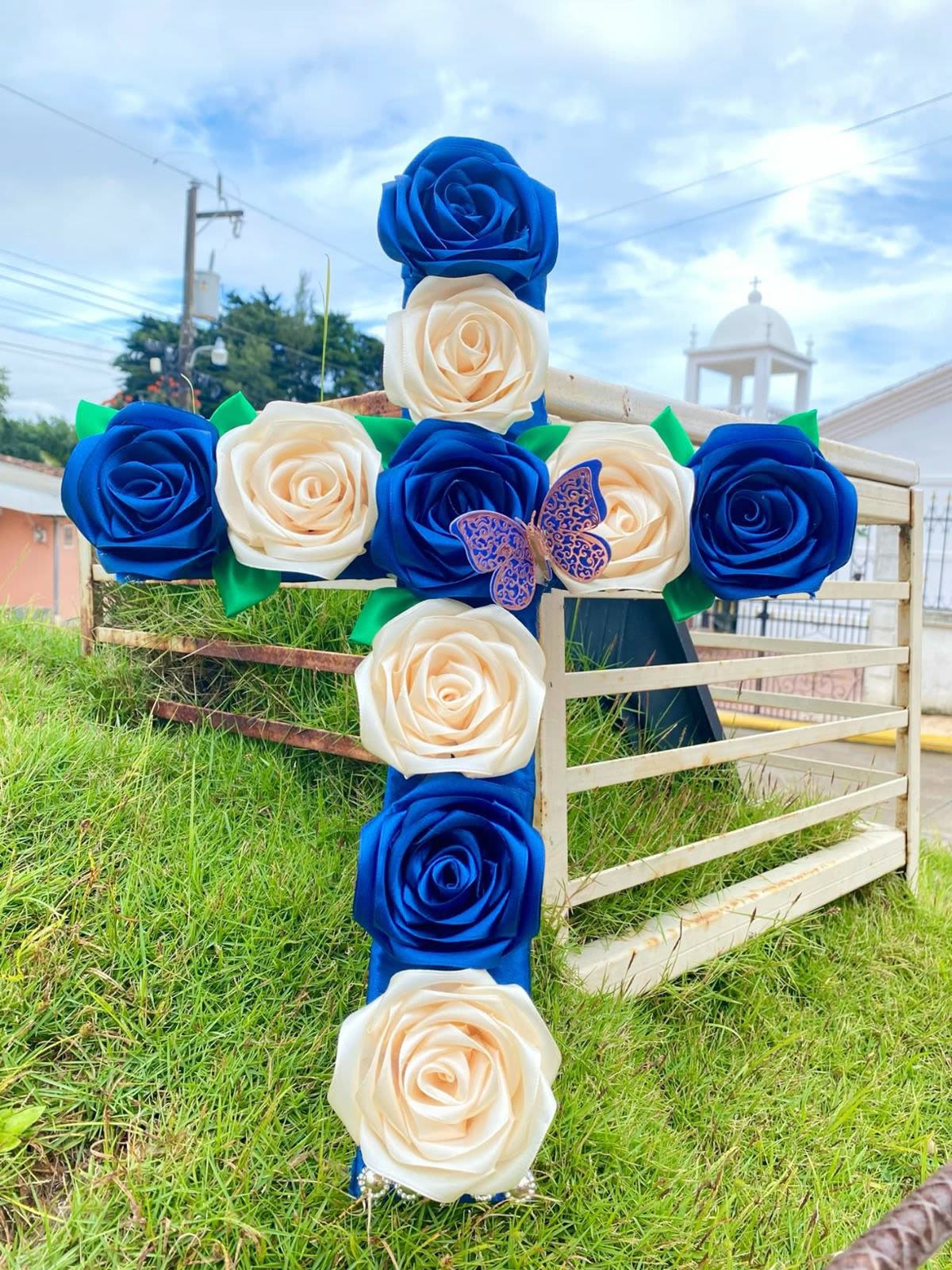 cruz rosas liston - cruz elaborada con rosas de liston de tela saten