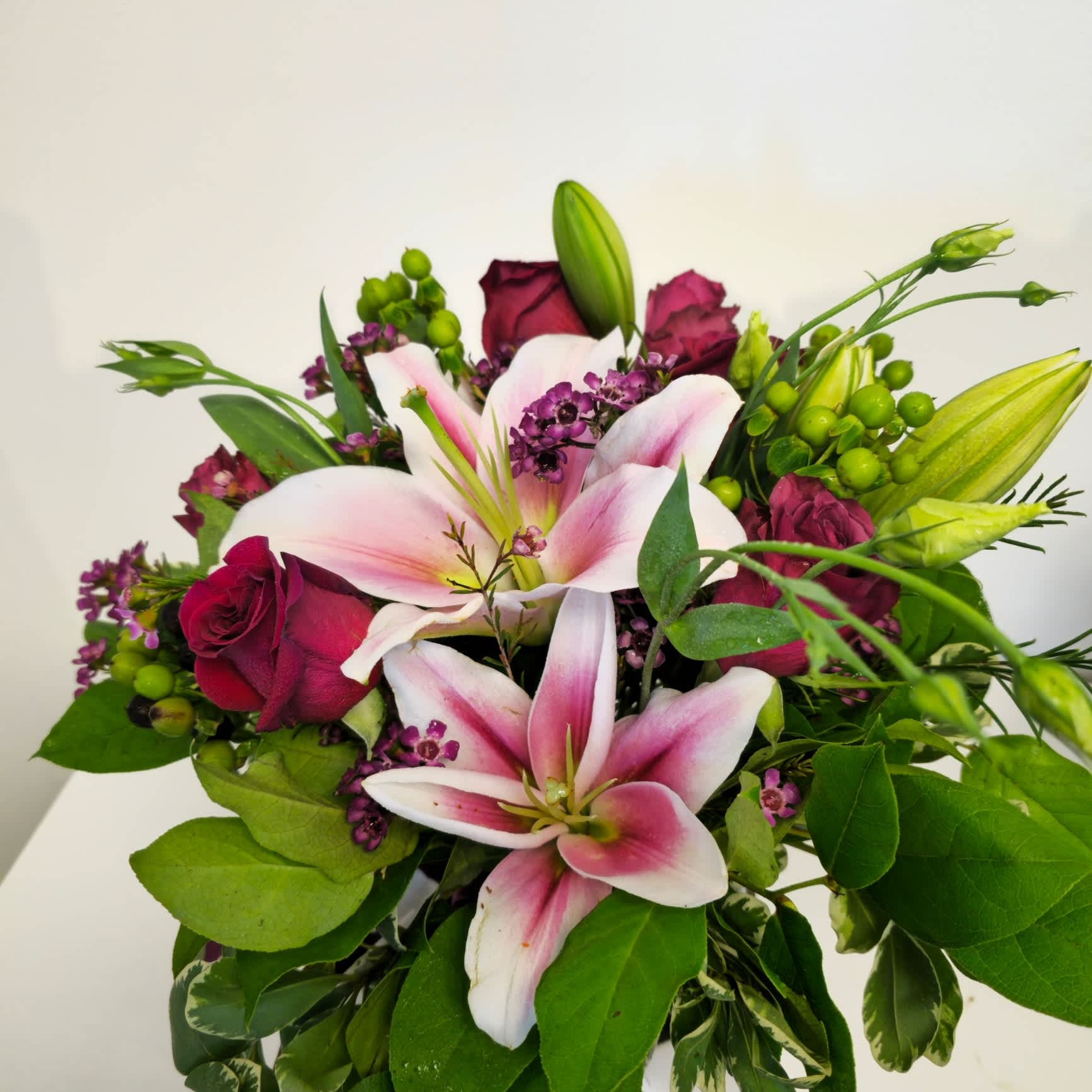 Beautiful arrangement with Lillias Beautiful arrangement with Lillias - Grace your space with our Beautiful Arrangement with Lilies. Featuring a stunning display of fresh, fragrant lilies, this bouquet exudes elegance and charm. Perfect for any occasion, these lovely blooms bring a touch of natural beauty and sophistication to any setting. Whether it's a gift or a treat for yourself, this arrangement is sure to impress.