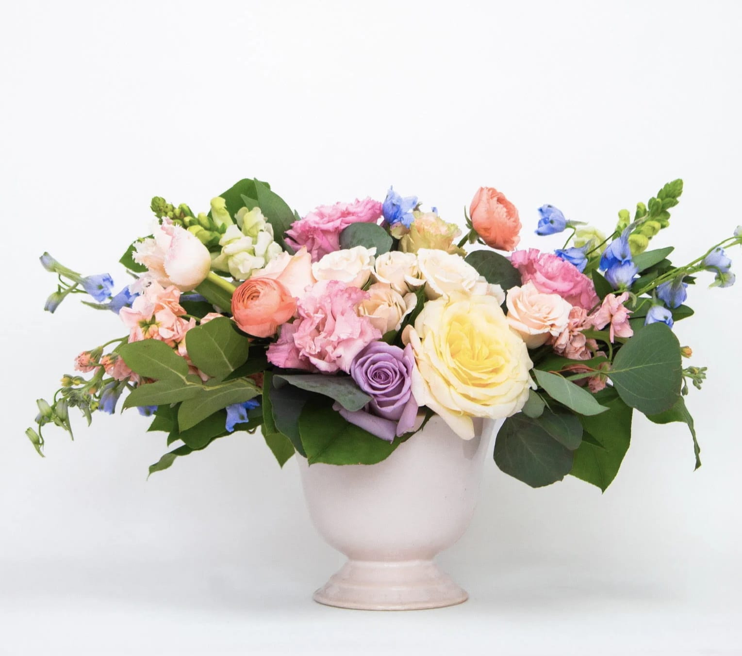 13 | je t'aime - The best way to say I love you. A pastel color palette in our Cara compote with minimal foliage.