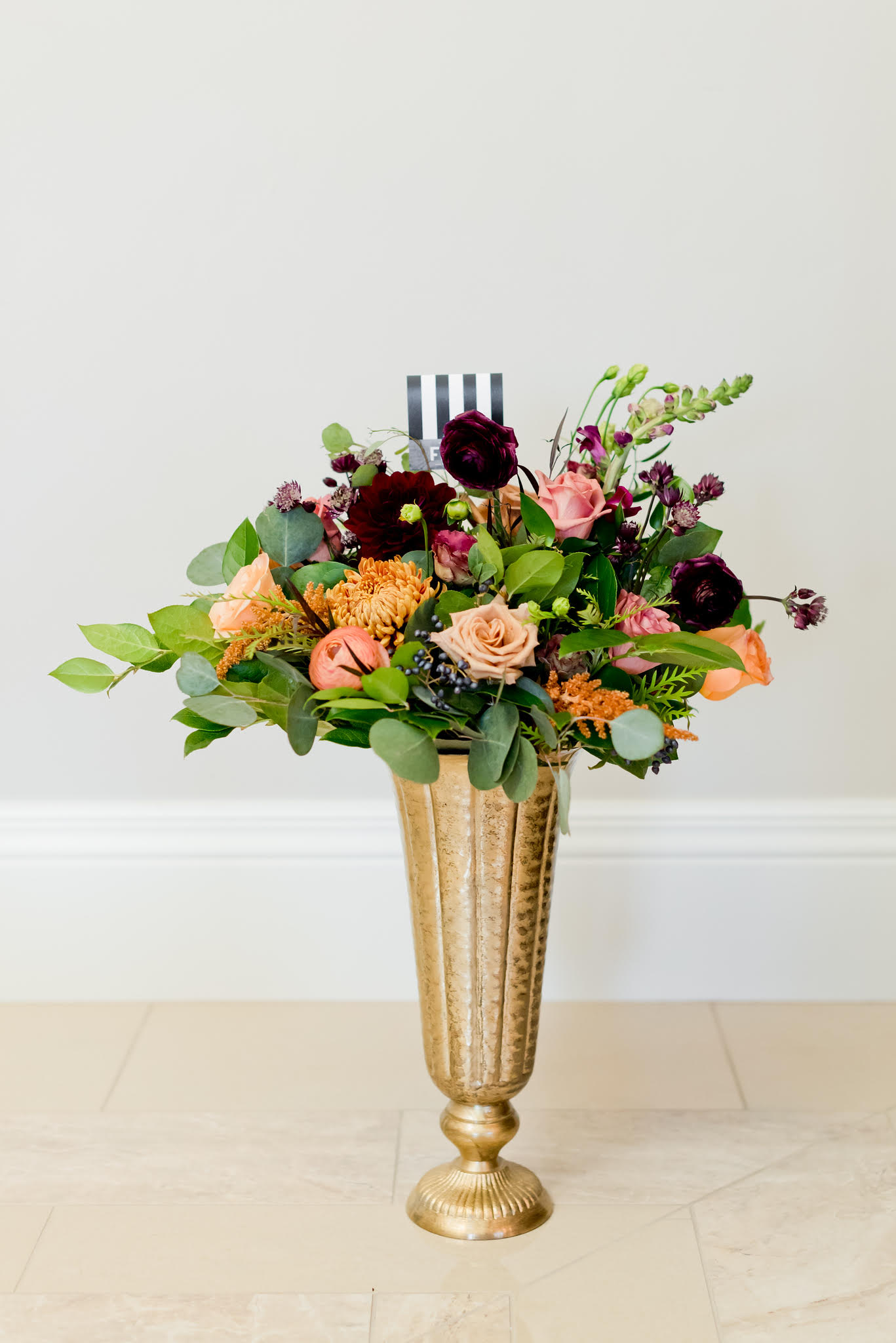36 | versailles - Magnificent gesture. Seasonal blooms with foliage.