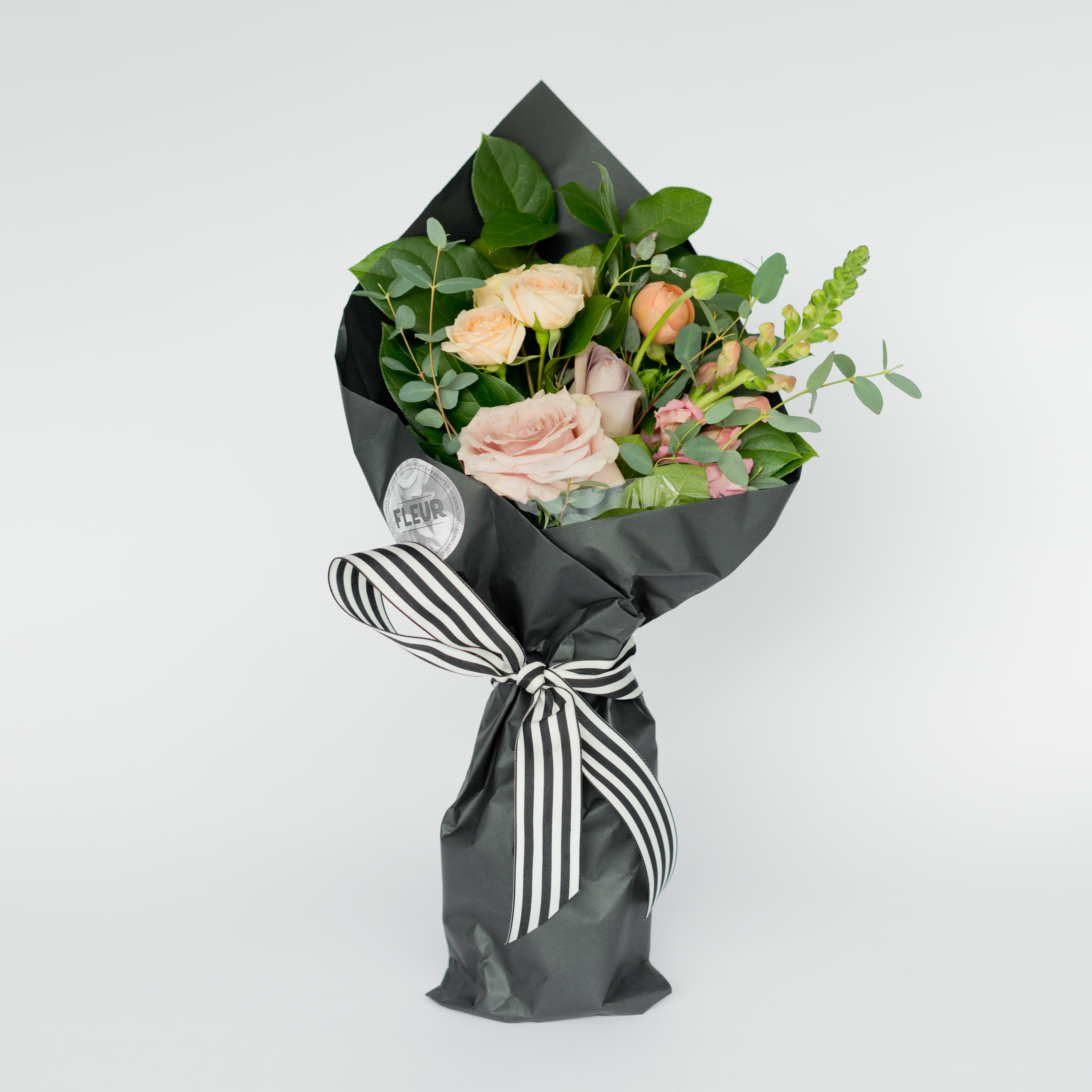 40 | bouquet enveloppé de fleurs noir - wrapped bunch - Seasonal blooms and foliage packaged in a classic black market paper. Includes water tubes so the flowers stay fresh.