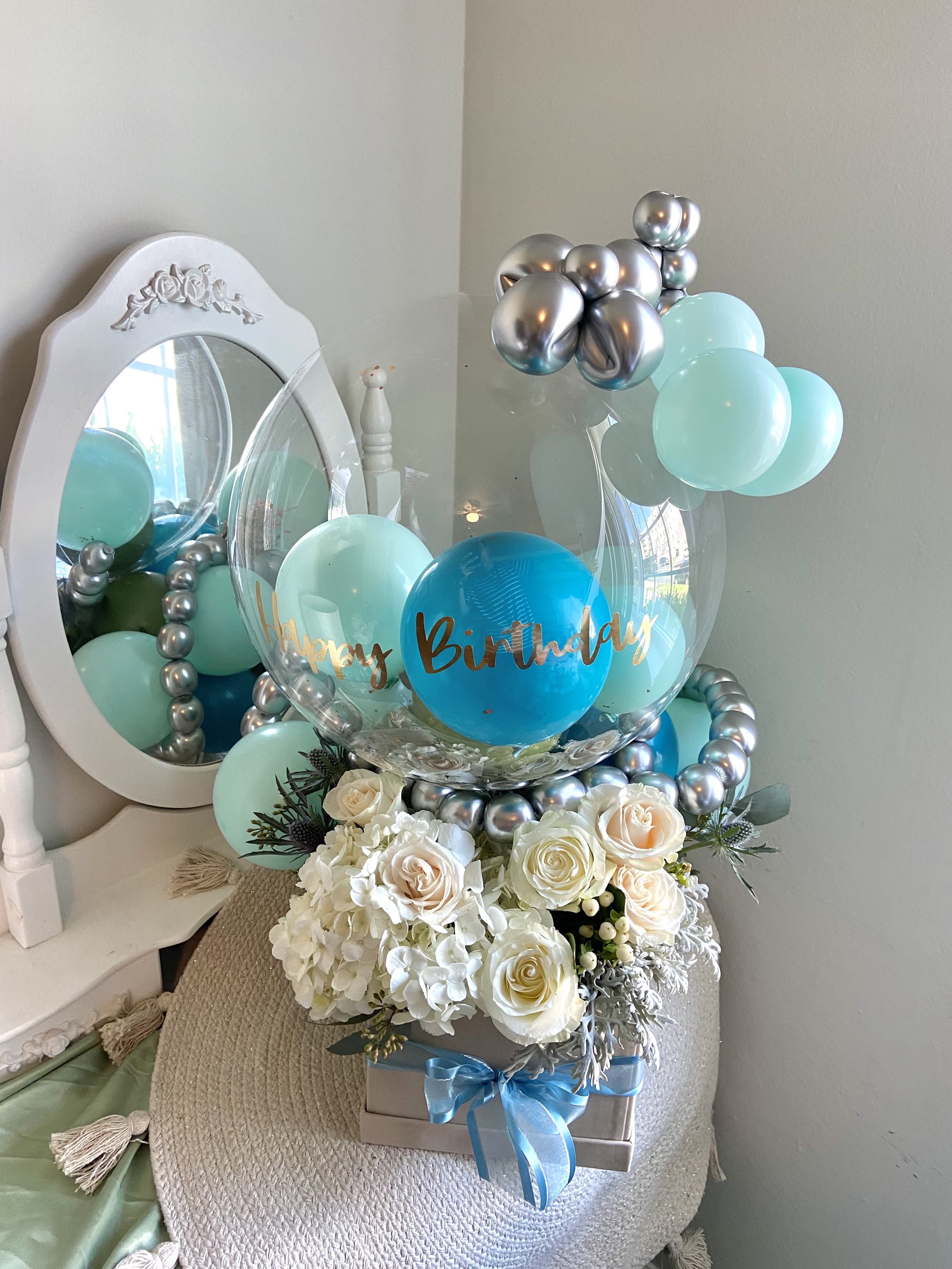 Ocean Breeze - Ocean Breeze captures the feeling of being on a warm tropical beach. This beautiful gift merges fresh ocean and lime notes merged with floral scents, including roses, hydrangeas and eucalyptus. Would you like to customize your balloon?  -please text us (714)360-5020 with order number and let us know your special request   Or  -include your special request in “special instructions” 