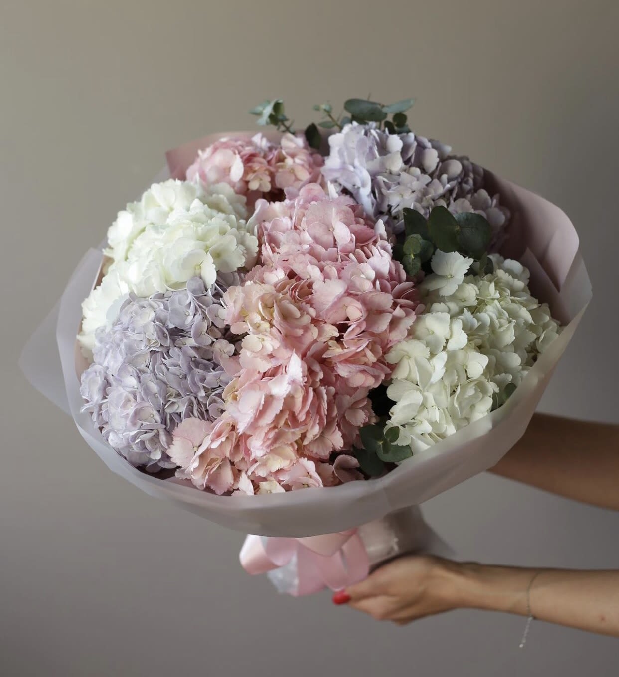 № 64 - BOUQUET OF THREE COLORS HYDRANGEA. № 64 - BOUQUET OF THREE COLORS HYDRANGEA. - The photo shows the standard size. Bouquet of mixed hydrangeas.