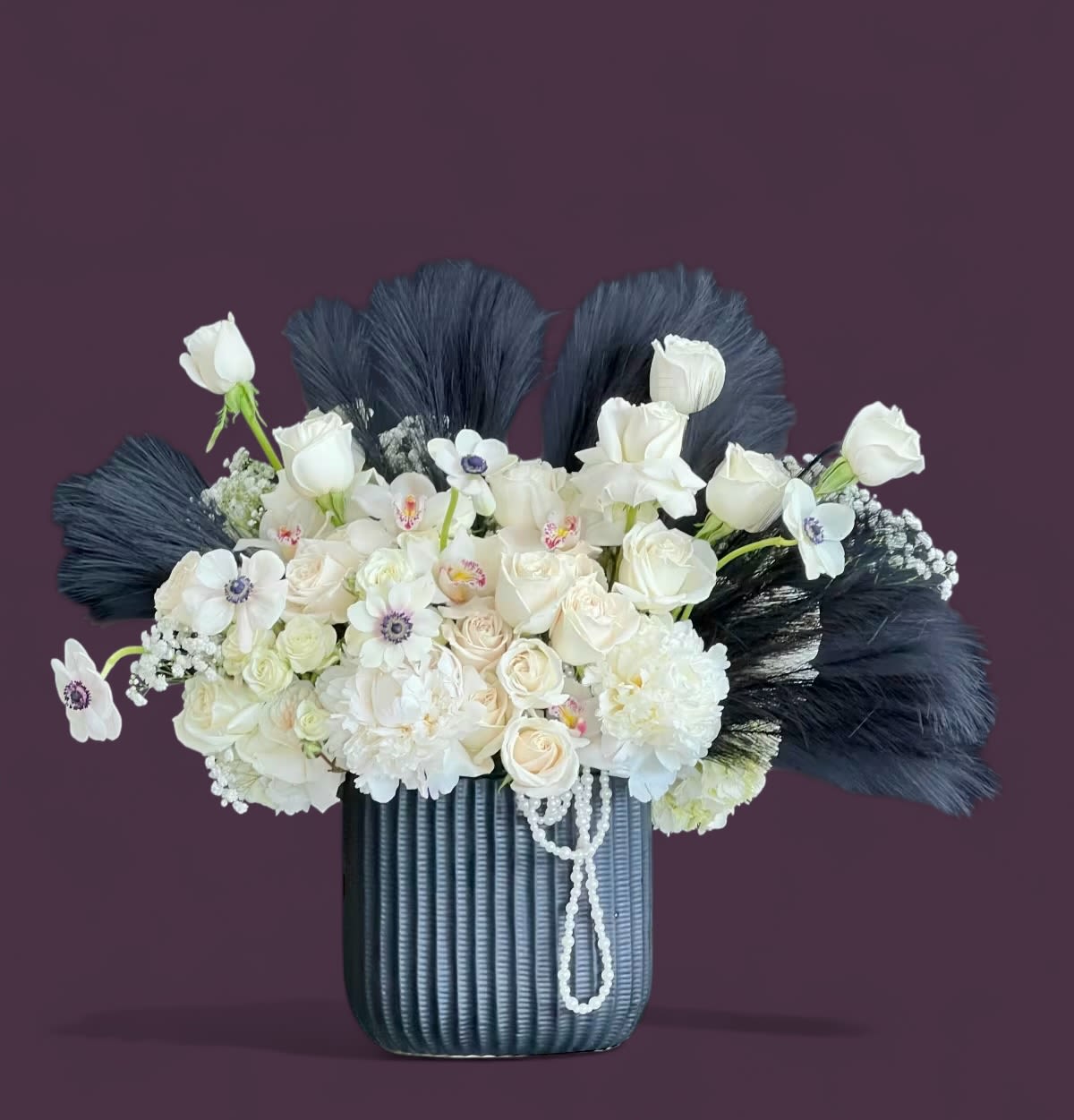 Pluma  - White and black mix flowers