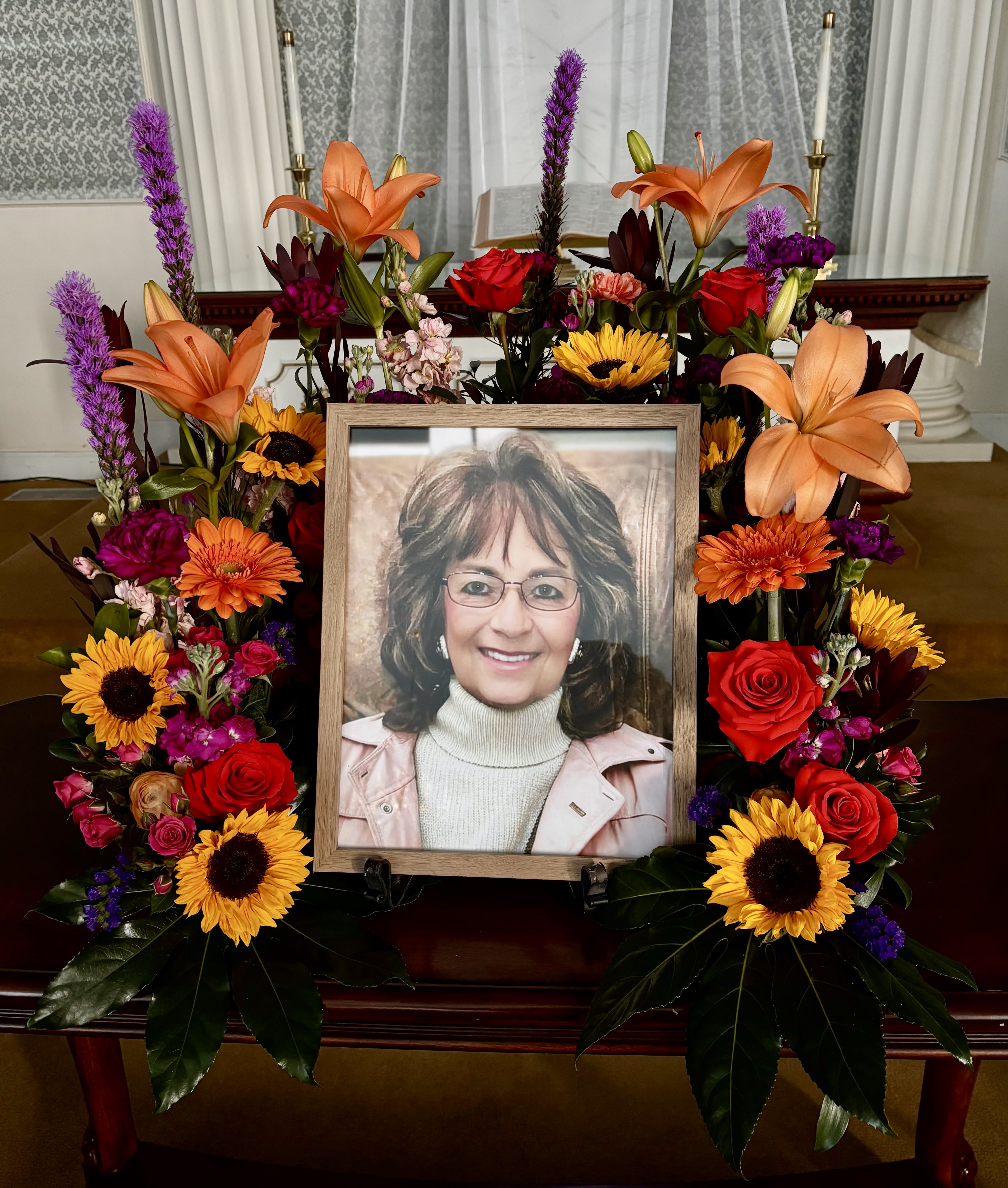Picture Memorial Picture Memorial - 1/2 circle of vibrant flowers surrounding a picture