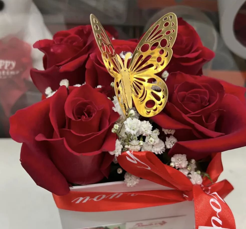 Mini boxes Mini boxes - We have them in pink , white and red .Let me know in the instructions what color roses do you prefer . If you don’t let me know the roses will be red . Also let e know if the ribbon around can be a plain color instead of I love you ribbon.
