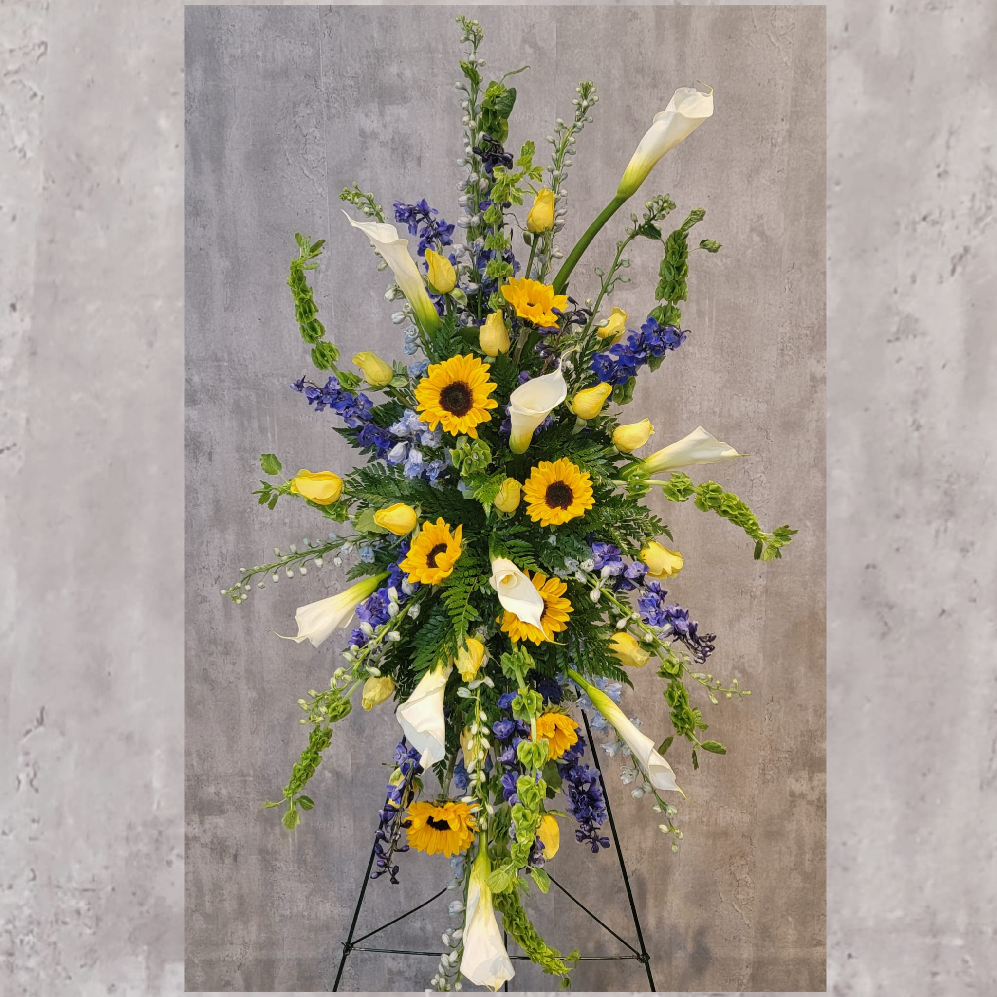Sunflower Meadows Easel - Sunflowers pop when paired with blues and whites. This beautiful easel is a great tribute to a family member or friend.