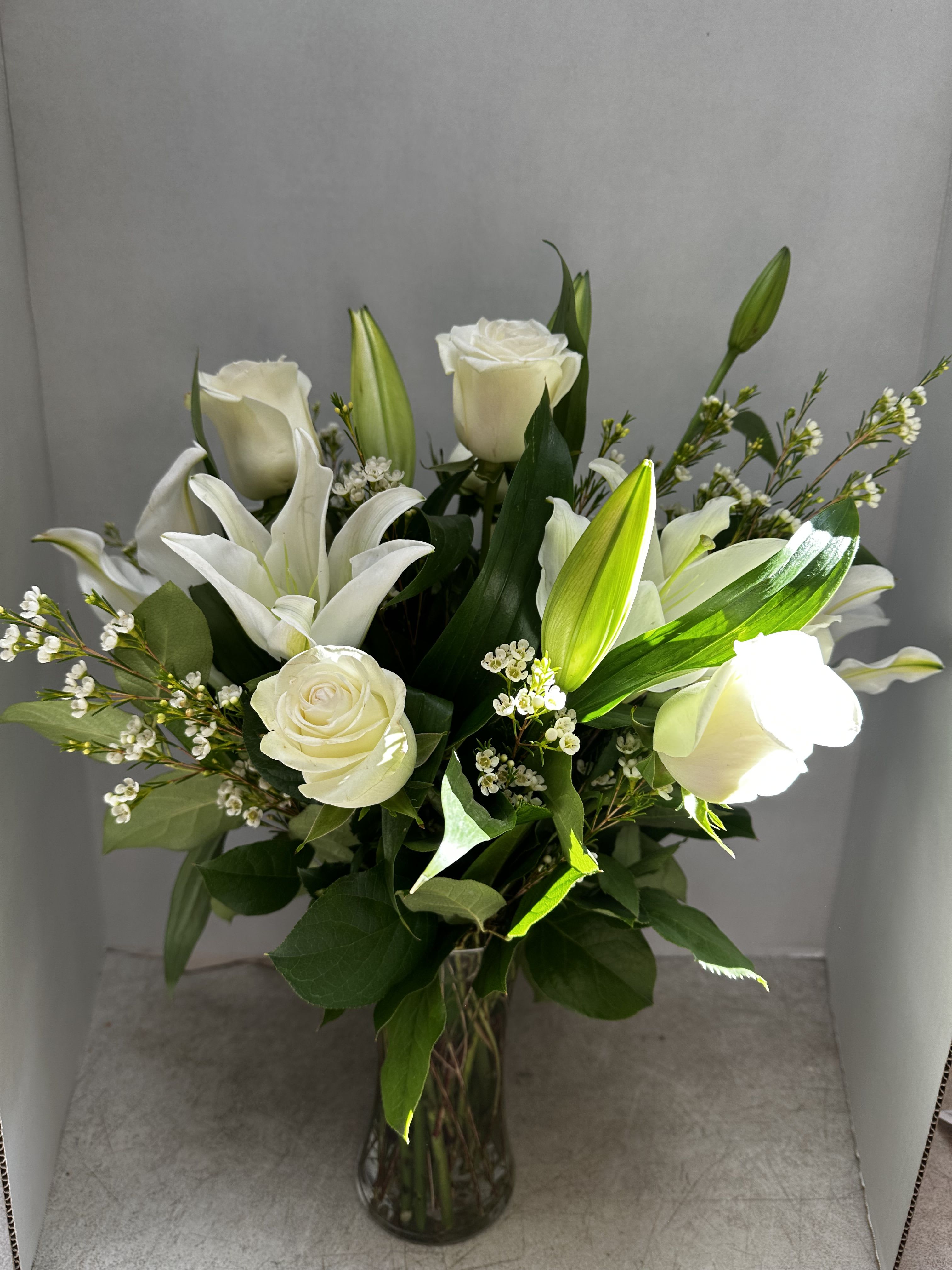 Mix white vase bouquet Mix white vase bouquet - All white flowers arranged in a vase