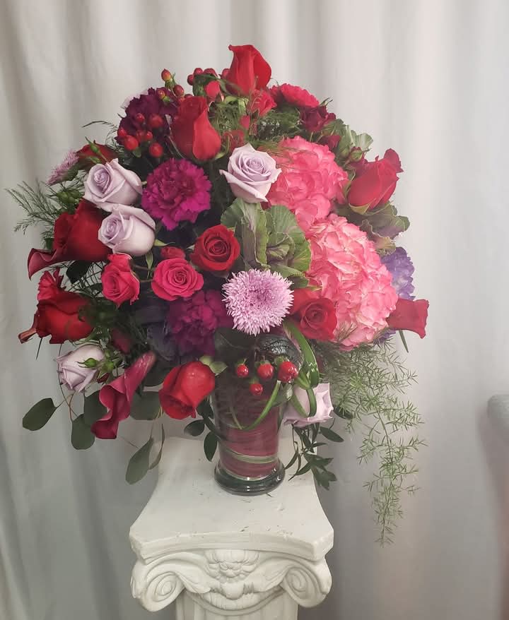 Large lovely  - A very big and full of roses and hydrangeas.