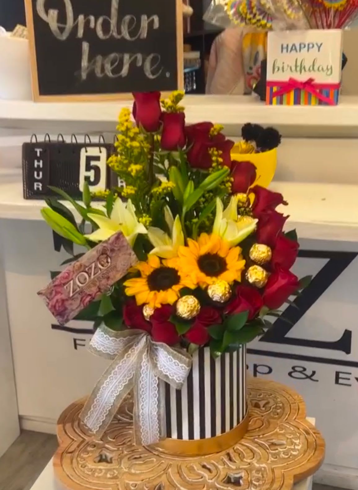 Vibrant love spiral Vibrant love spiral - Beautiful arrangement of red roses, forming a love spiral, in the center of which the sun reflects, represented by radiant sunflowers, giving a vibrant contrast that makes you fall in love, realized in a glass cylinder with curly willow bouquets, which gives style to the arrangement , to surprise everyone. in a cylinder 6*6 (15 roses)