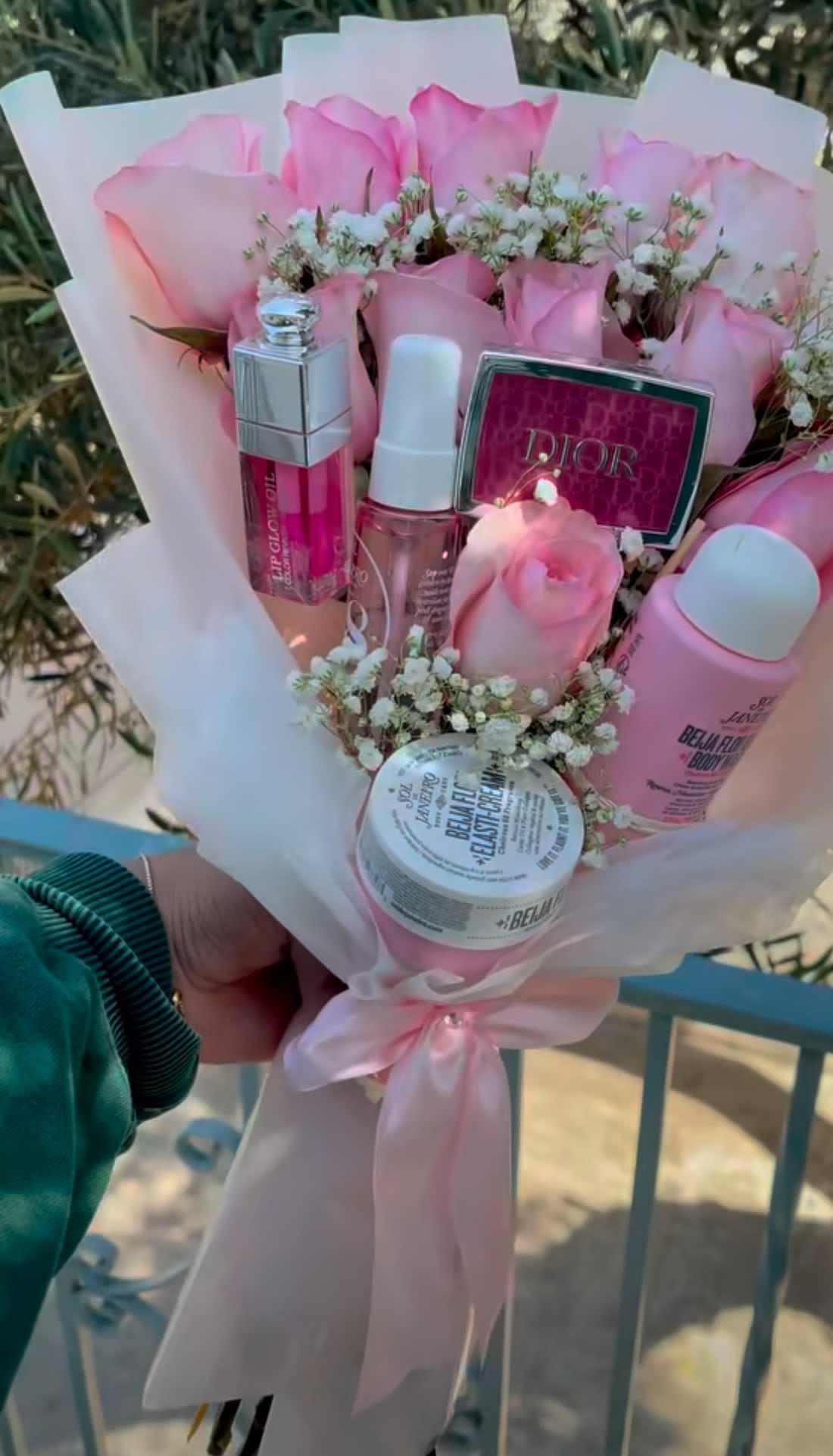 Beauty in bloom - Beauty in Bloom is a charming mini bouquet that captures the essence of elegance and freshness, paired with a selection of high-quality makeup.