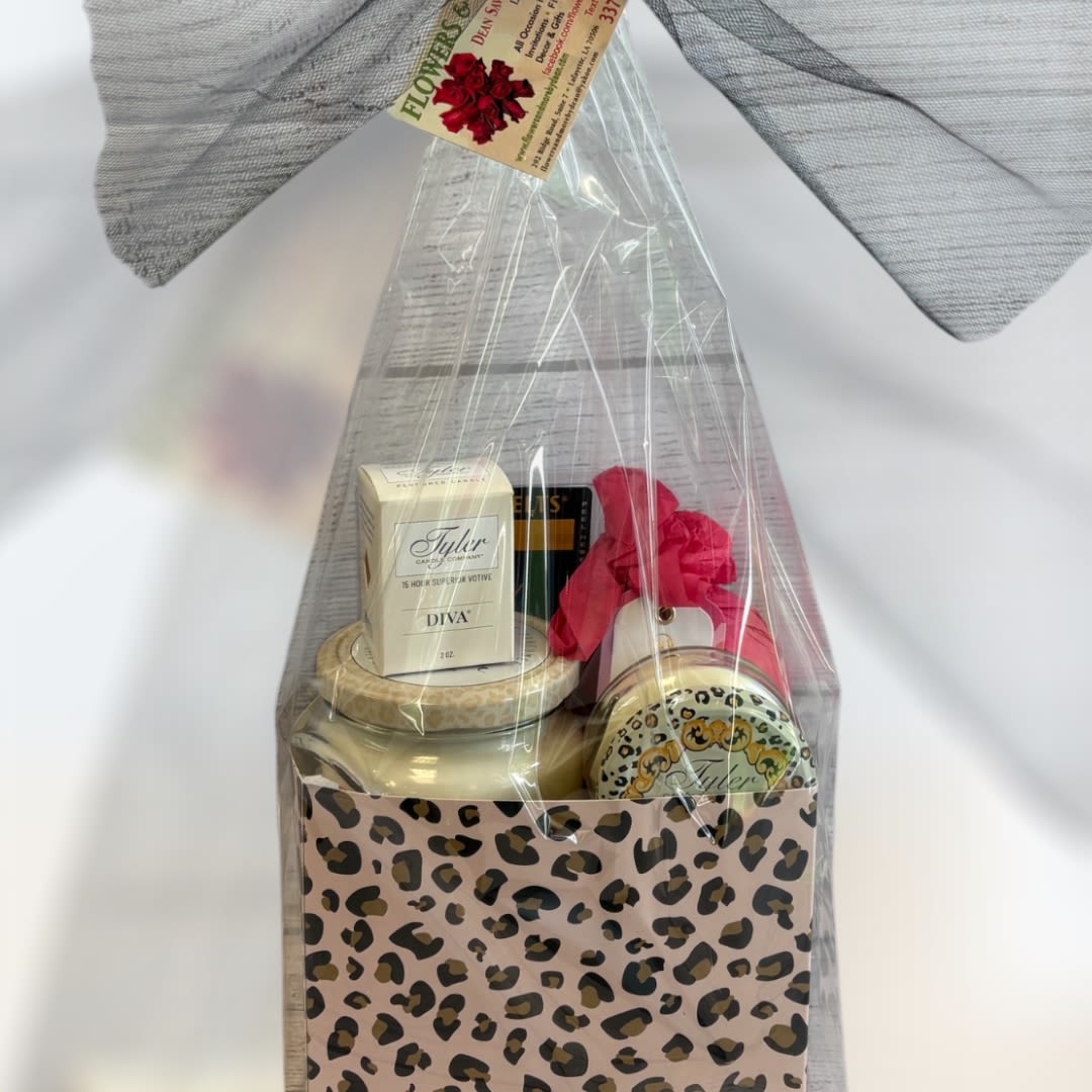 Hello Beautiful! (Tyler fragrance gift set) Hello Beautiful! (Tyler fragrance gift set) - Hello Beautiful gift set includes 2 Glass Candles, 1 Votive, Mixer Melts, and a bath balm. This gift will be a fragrant reminder that your recipient is loved!