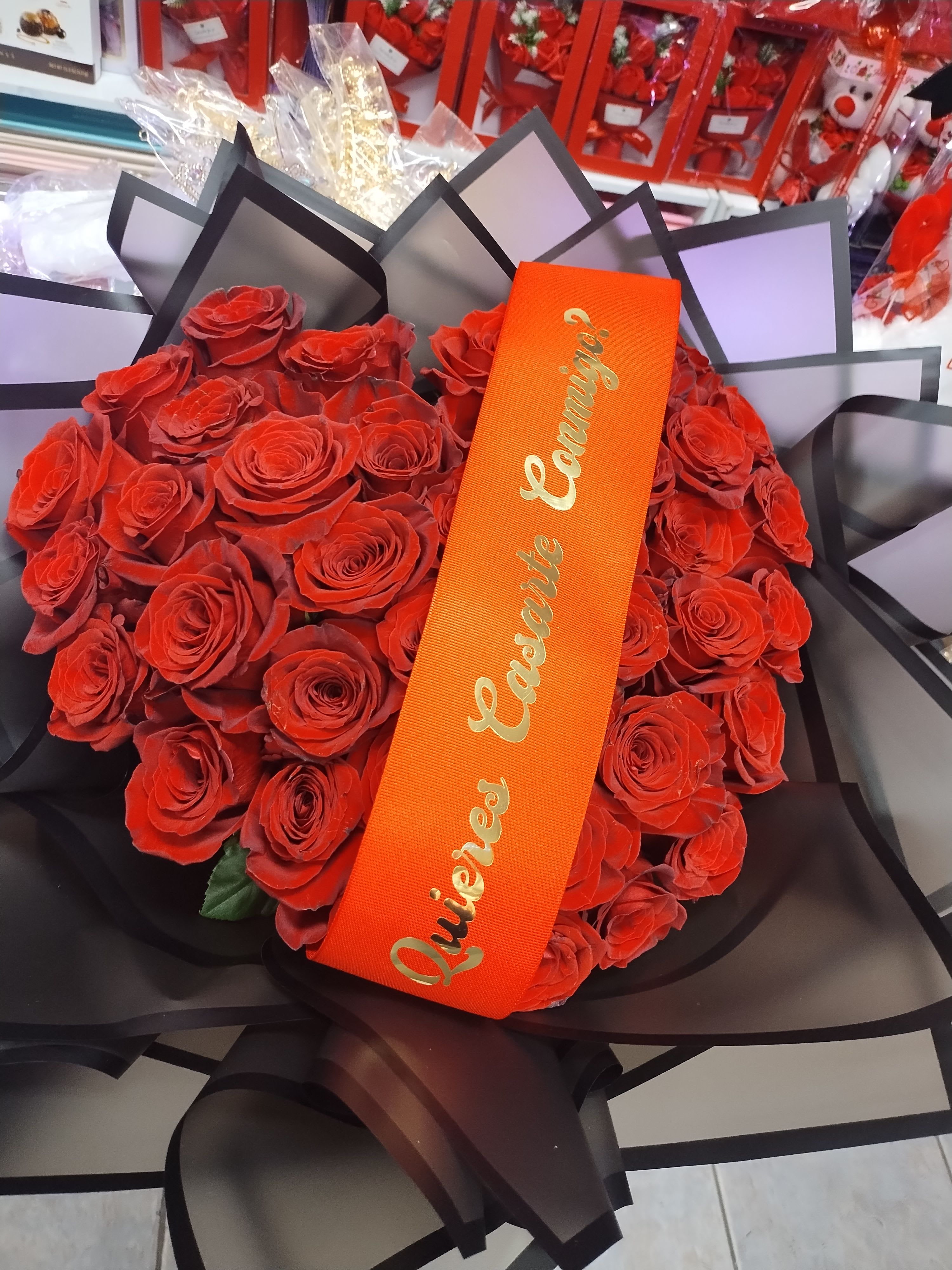 ROMANCE - 36 ROSAS EN COLOR ROJAS  EN FORMA DE CORAZON. PAPEL NEGRO  BANDA PERSONALISADA 