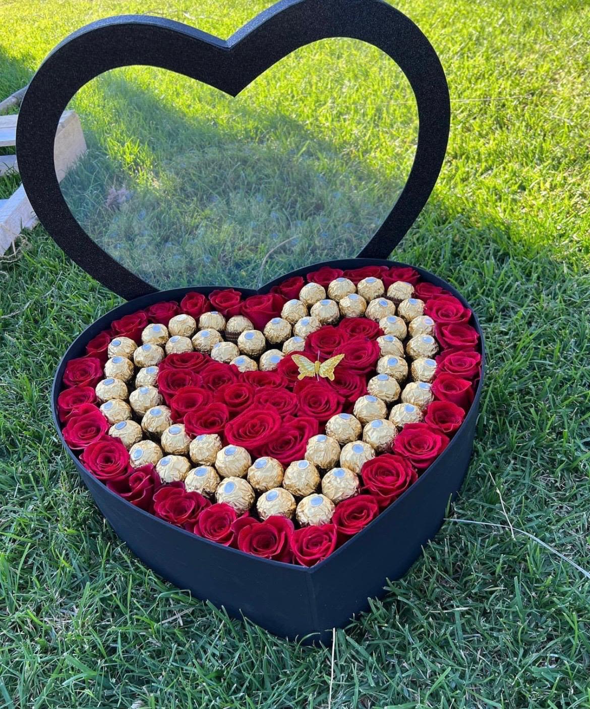 Luxury Heart Arrangement Luxury Heart Arrangement - Este areglo floral enfatiza un areglo floral lujoso y sofisticado en forma de corazon.