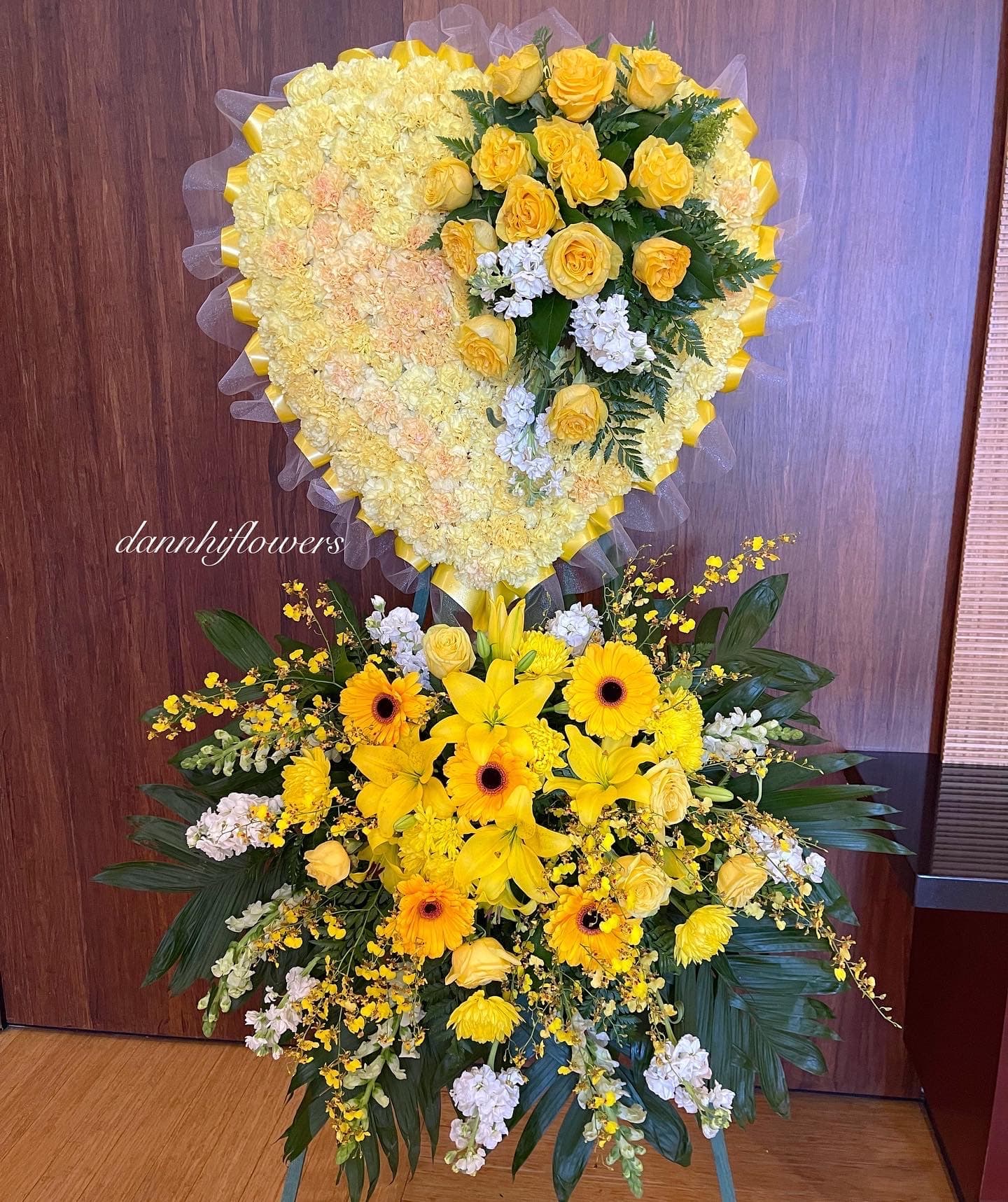 Standing Heart 01 Standing Heart 01 - Mono color, yellow theme. Flowers is around 7ft tall. You can request any color theme. Pls call in to confirm the color availability if you need them for the next day.