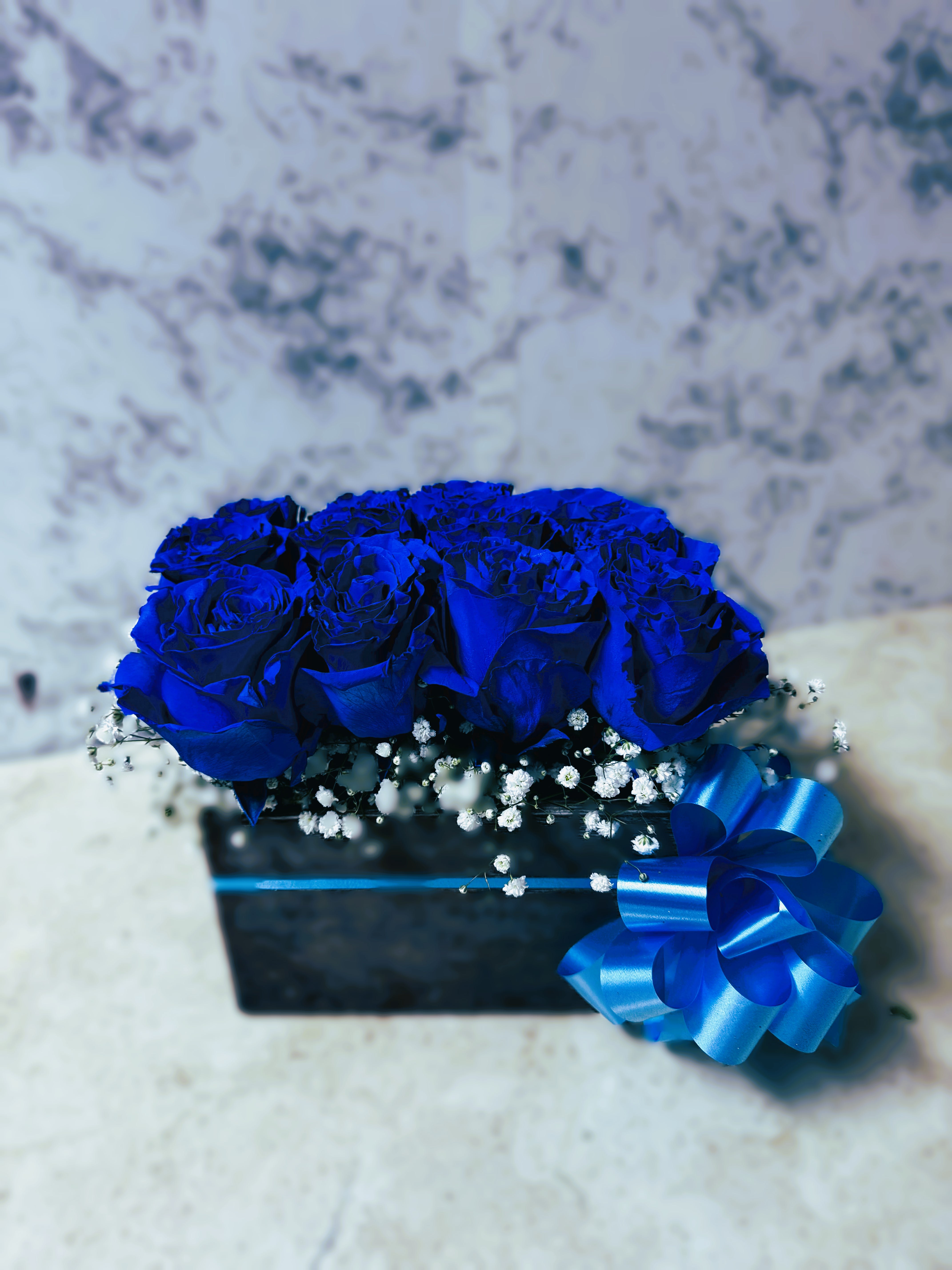 BOX IRIS ETERNAL BLUE BOX IRIS ETERNAL BLUE - Representing the unattainable or the unknown, they are perfect for expressing fascination toward someone special.