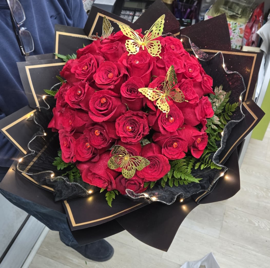 bouquet Buchon  - 24 red roses with gold butterfly 