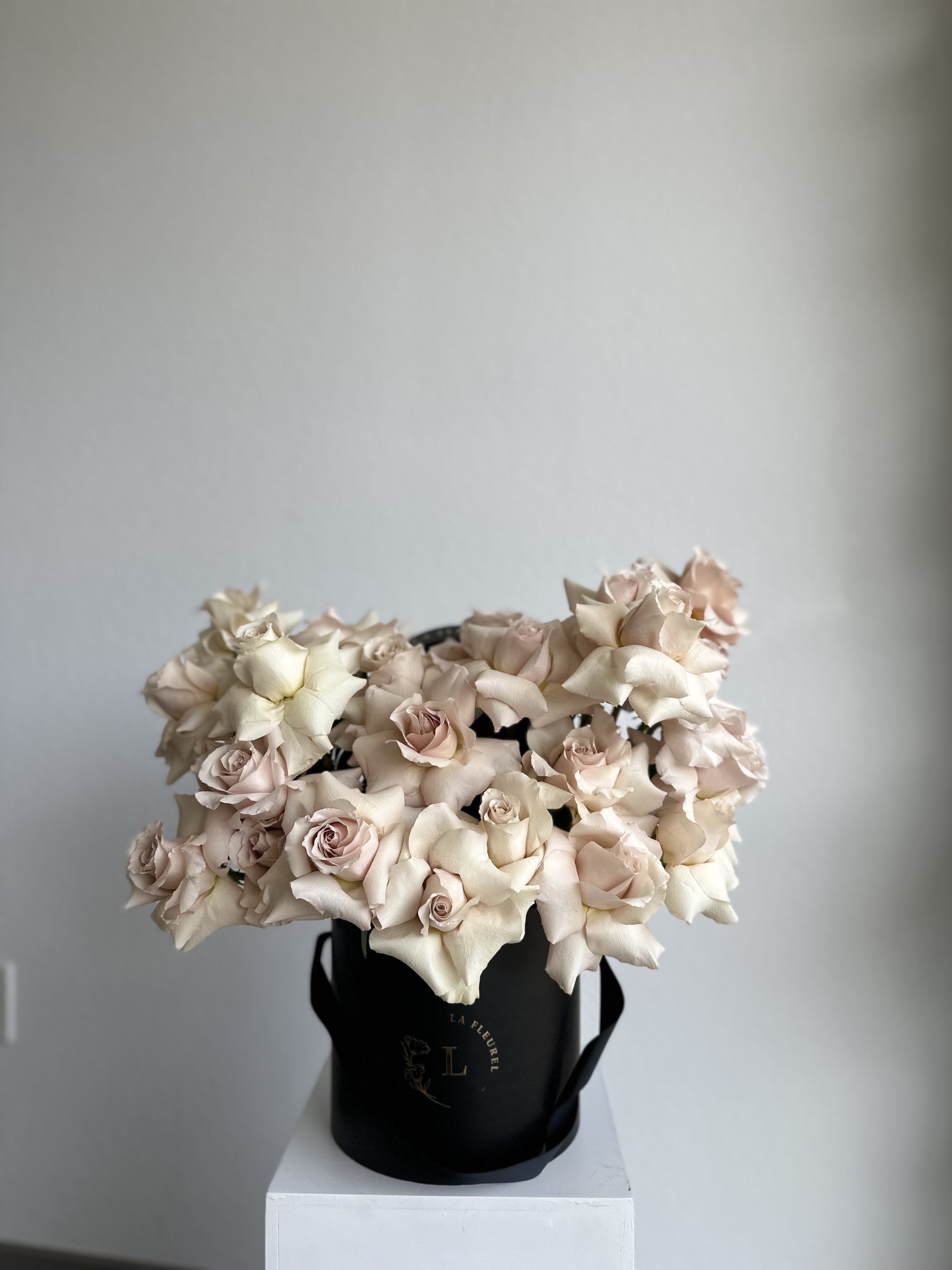 Quicksand Beige Roses Arrangement Quicksand Beige Roses Arrangement - This beautiful arrangement is filled with beige color roses to deliver your special message to your special someone. Perfect for any occasion. You can choose any color of the box. Arrangement includes: SMALL BOX Custom greeting card
