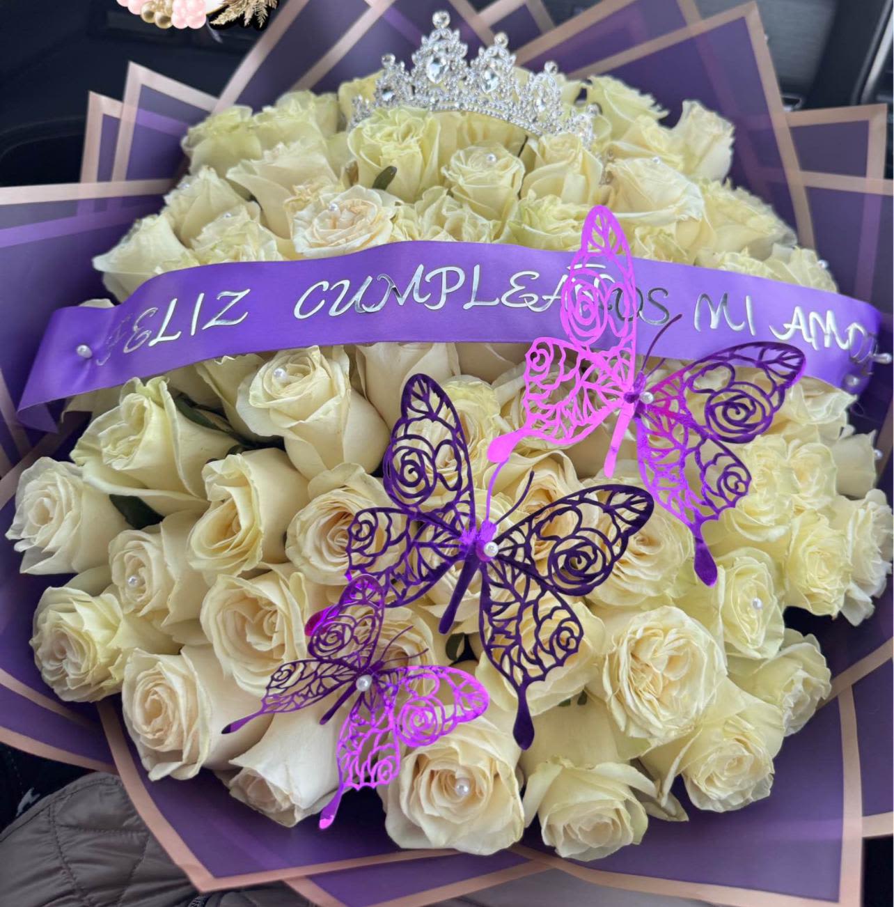 buchon de rosas blancas - 50 rosas blancas con mariposas y liston personalizado