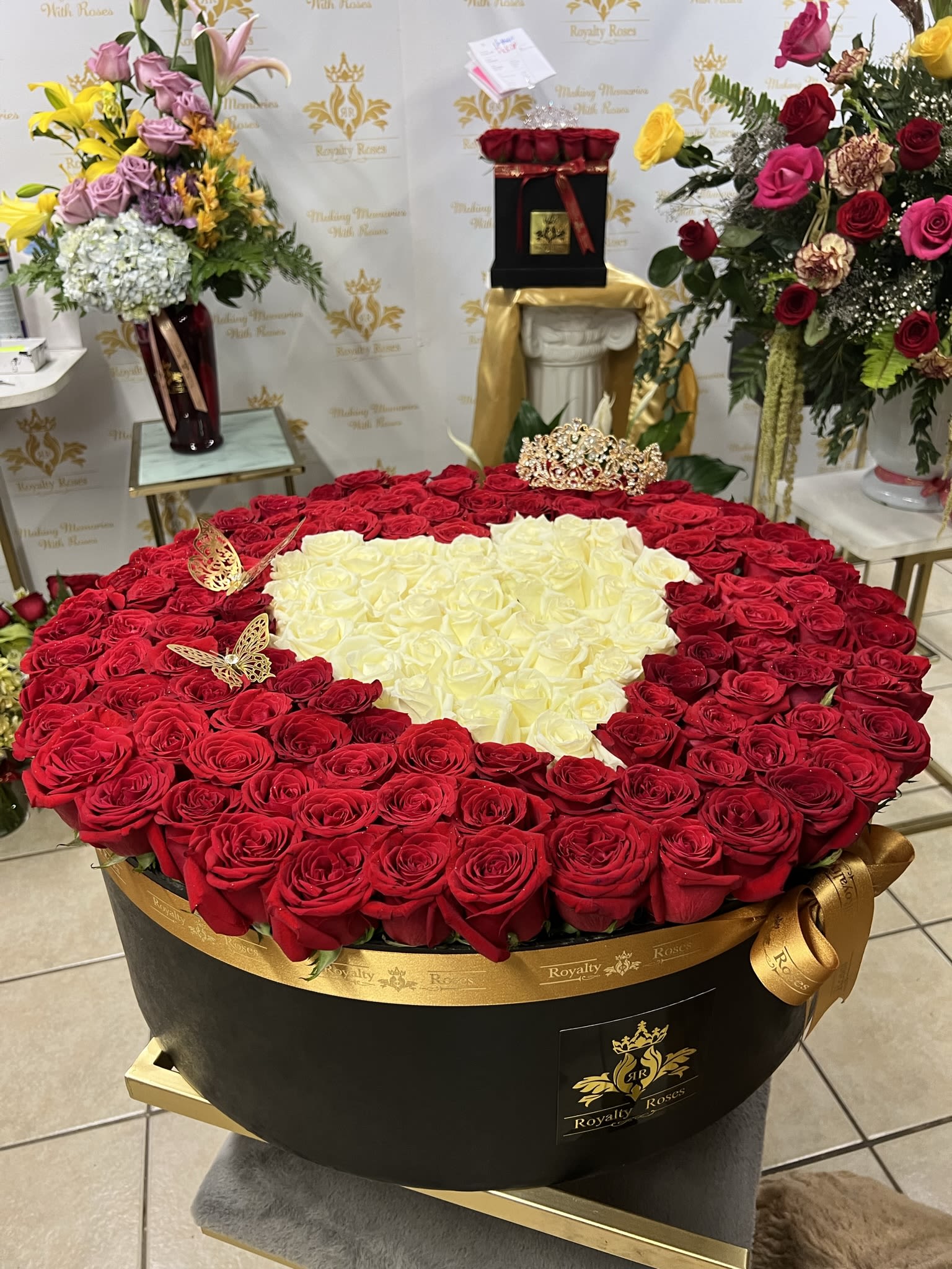 BIG CYLINDER FULL OF ROSES TO IMPRESS - BIG CYLINDER FULL OF ROSES WITH DESIGN WITH ABOUT 300 ROSES