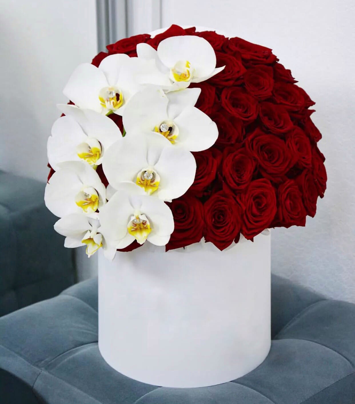 № 27 № 27 - Box with red roses and white orchids. One-sided composition.