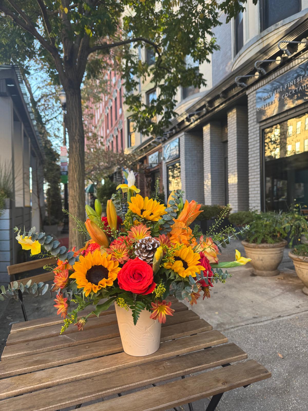 Thanksgiving flower arrangement. Thanksgiving flower arrangement. - Flower Centerpiece for Thanksgiving.