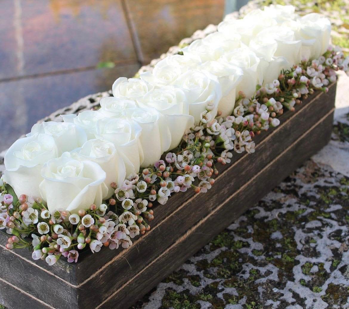 Elegancia en Madera Elegancia en Madera - Nuestro areglo floral es una creacion unica y sofisticada que combina la belleza natural delas rosas con la calidez y la rusticidad de la madera.