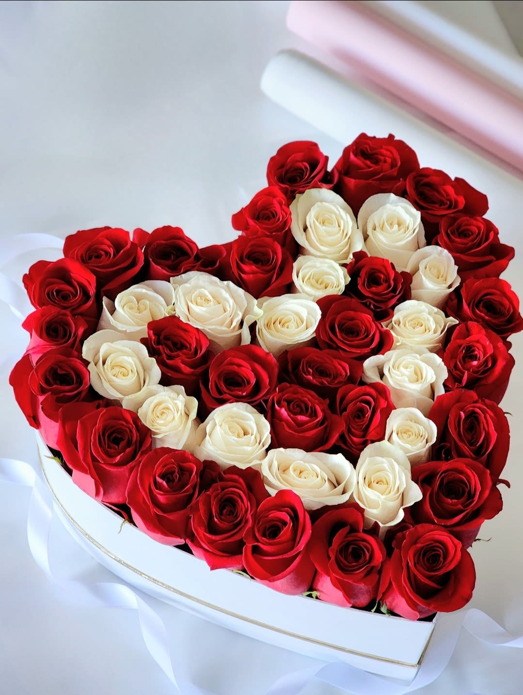 Symphony of Love - If you are still don't know how to express love to someone you love, please choose our hatbox of rose! Roses can be used as a way to express I love you, Thank you, or just Miss You.    