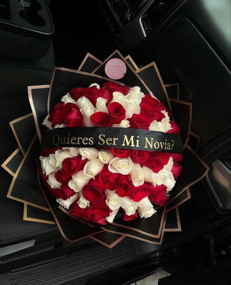 buchon de rosas combinadas - rosas rojas blancas 50 unidades banda personalizada