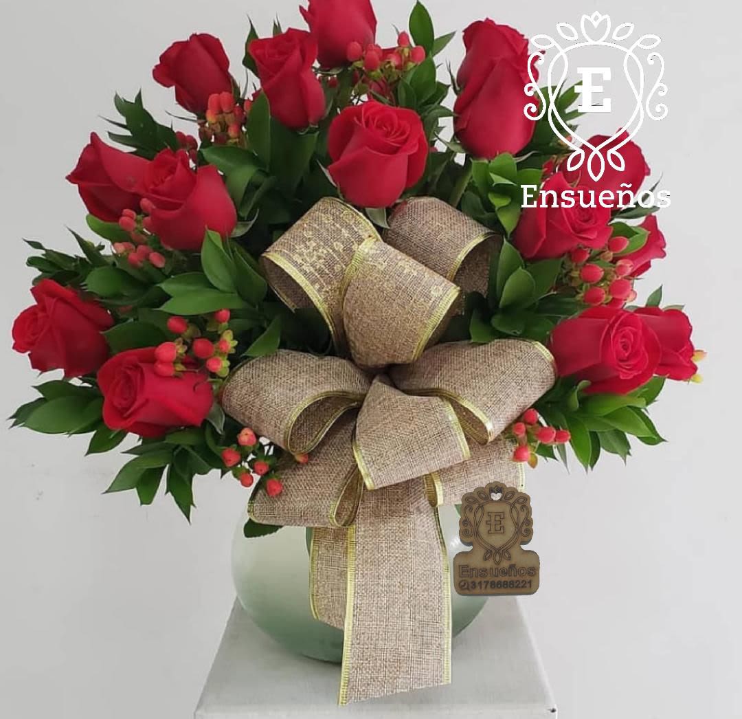 ramo de centro - rosas rojas con ipericas con 18 unidades pecera de vidrio