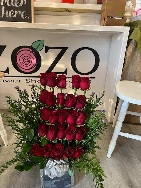 Blooming Love Blooming Love - Beautiful arrangement in red roses in the form of a waterfall, for lovers. Hermoso arreglo en rosas rojas en forma de cascada, para los enamorados. roses 25