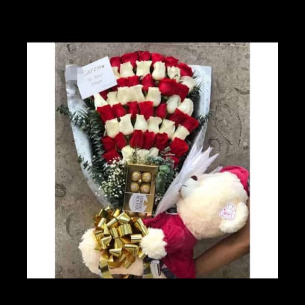 ramo escalera con oso - una escalera de rosas rojas y blanca oso de peluche y chocolates