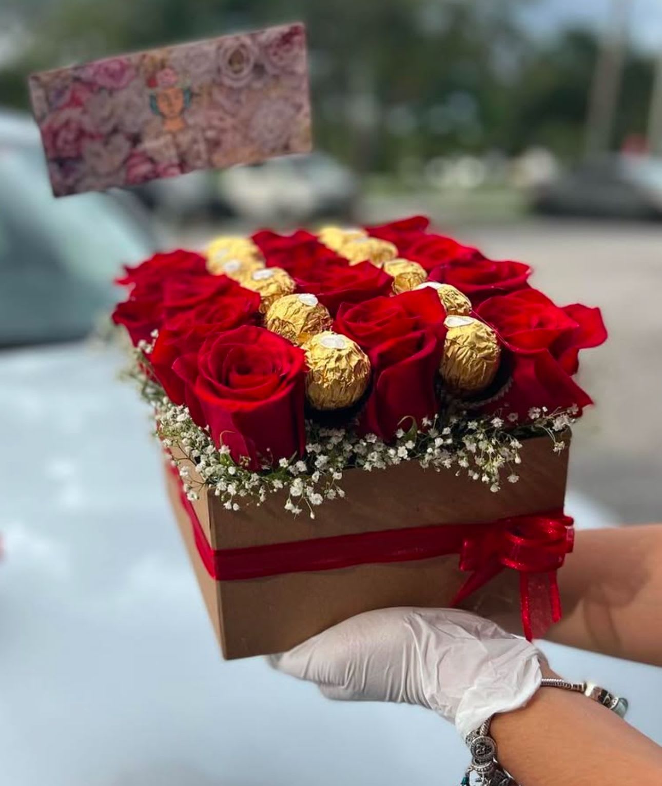 Box Expresion of love - Combining a bouquet of roses and chocolates is a lovely way to express &quot;I love you.&quot; Roses convey love and admiration, while chocolates add an extra touch of sweetness and romance.  You decide the color of roses you want to order in this beautiful rose box