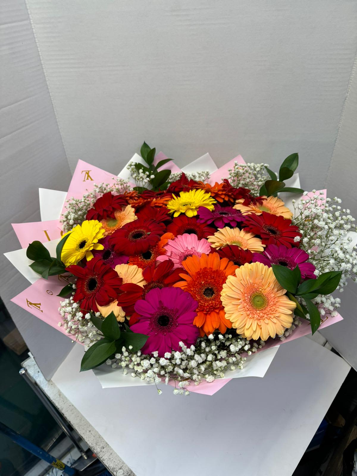 Gerbera  Bouquet  - A bouquet of flowers made up of gerberas of different colors. A composition that exudes joy and that will surely please the person who is fortunate enough to receive it.