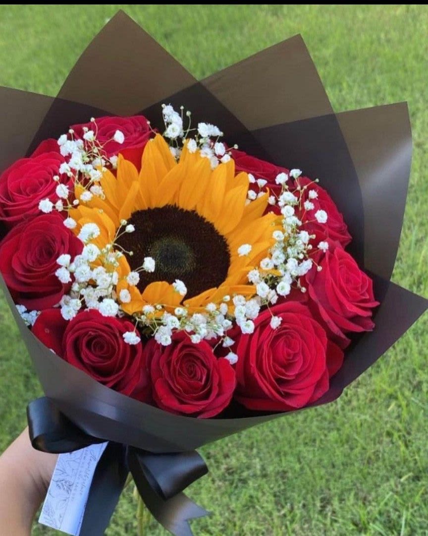 Mini buchon sunny - rosas rojas con un girasol en el centro