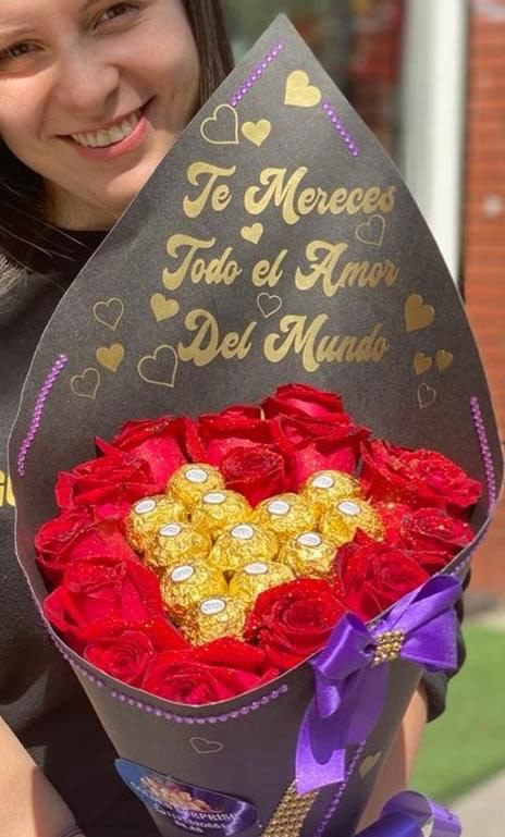 cono corazon  - detalle elaborado en cono con chocolates ferrero y 14 rosas mensaje personalizado