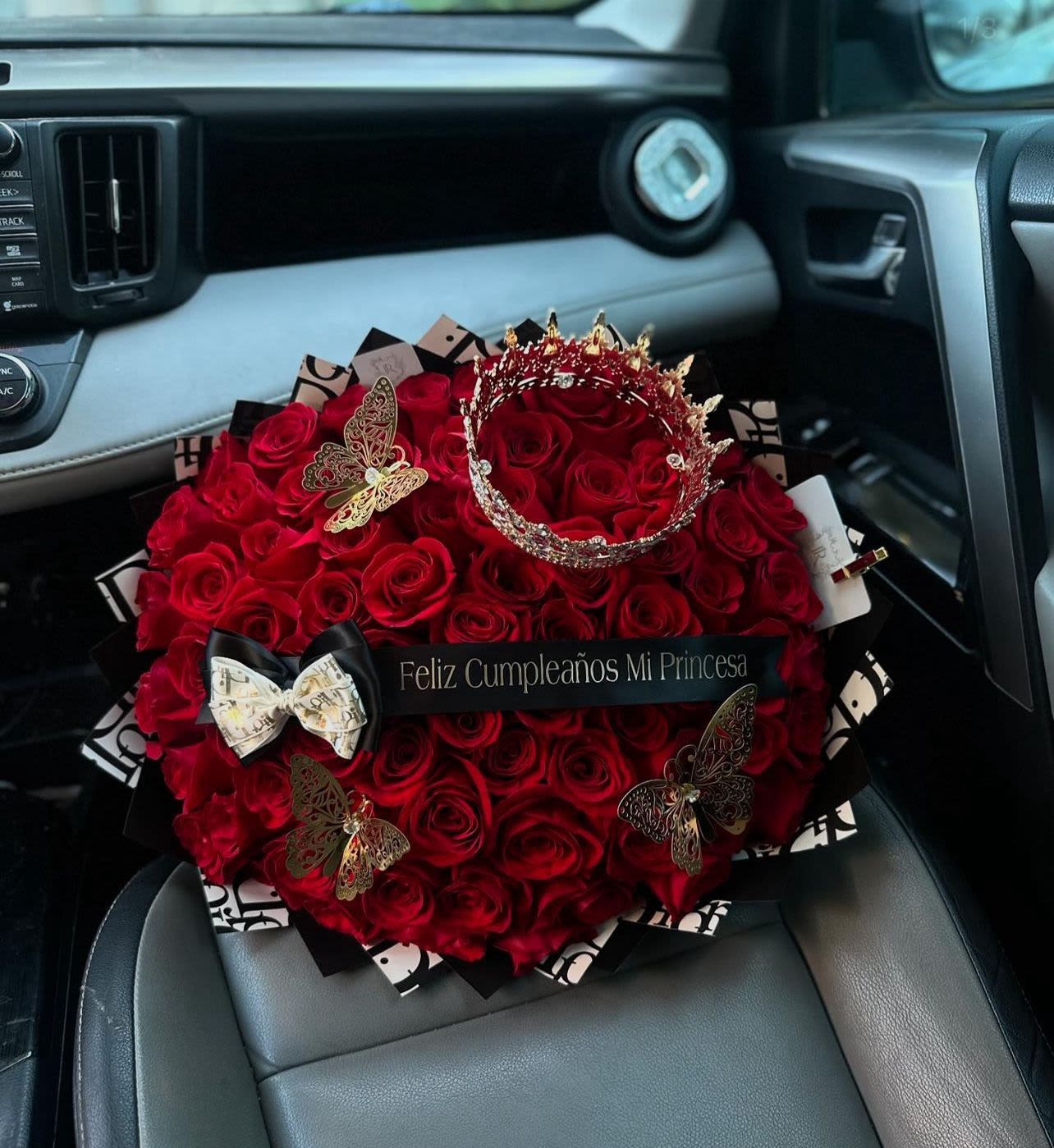 buchon de rosas -  arreglo elaborado  con 100 rosas ,  una corona , el letrero personalizado a preferencia del cliente ,y mariposas