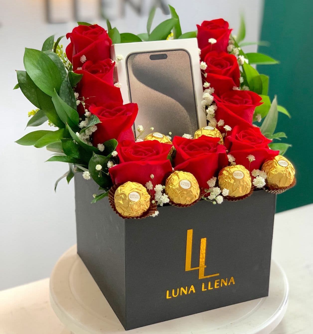 caja detalle - esta conformada ,9 rosas,6chocolastes ,la caja puede agregar regalo de tu preferencia lociones celulares etc del mismo tamano