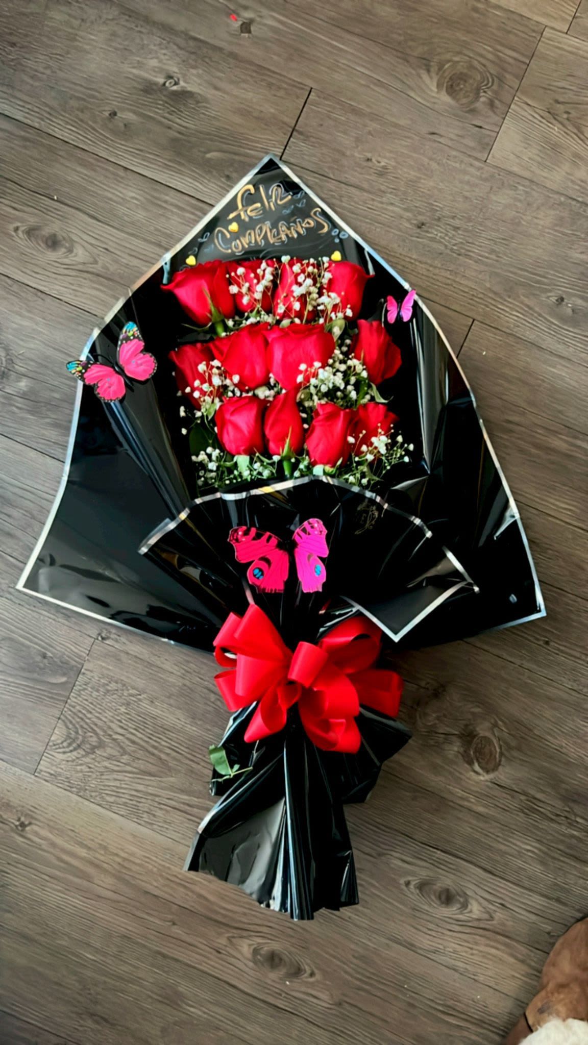 arreglo floral - esta integrado de 12 rosas naturales ,letreo de tu preferencia ,mariposas