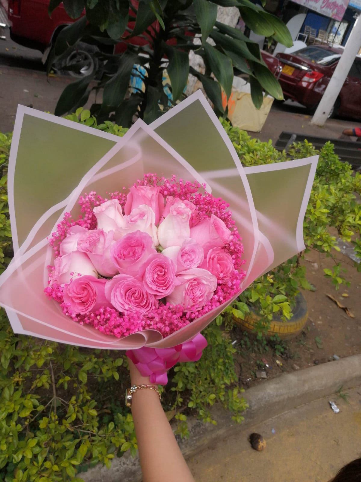 ramo buchon rosa - arreglo hecho a bases de rosas rosadas naturales trae  15 rositas y tarjeta con el mensaje que tu decidas