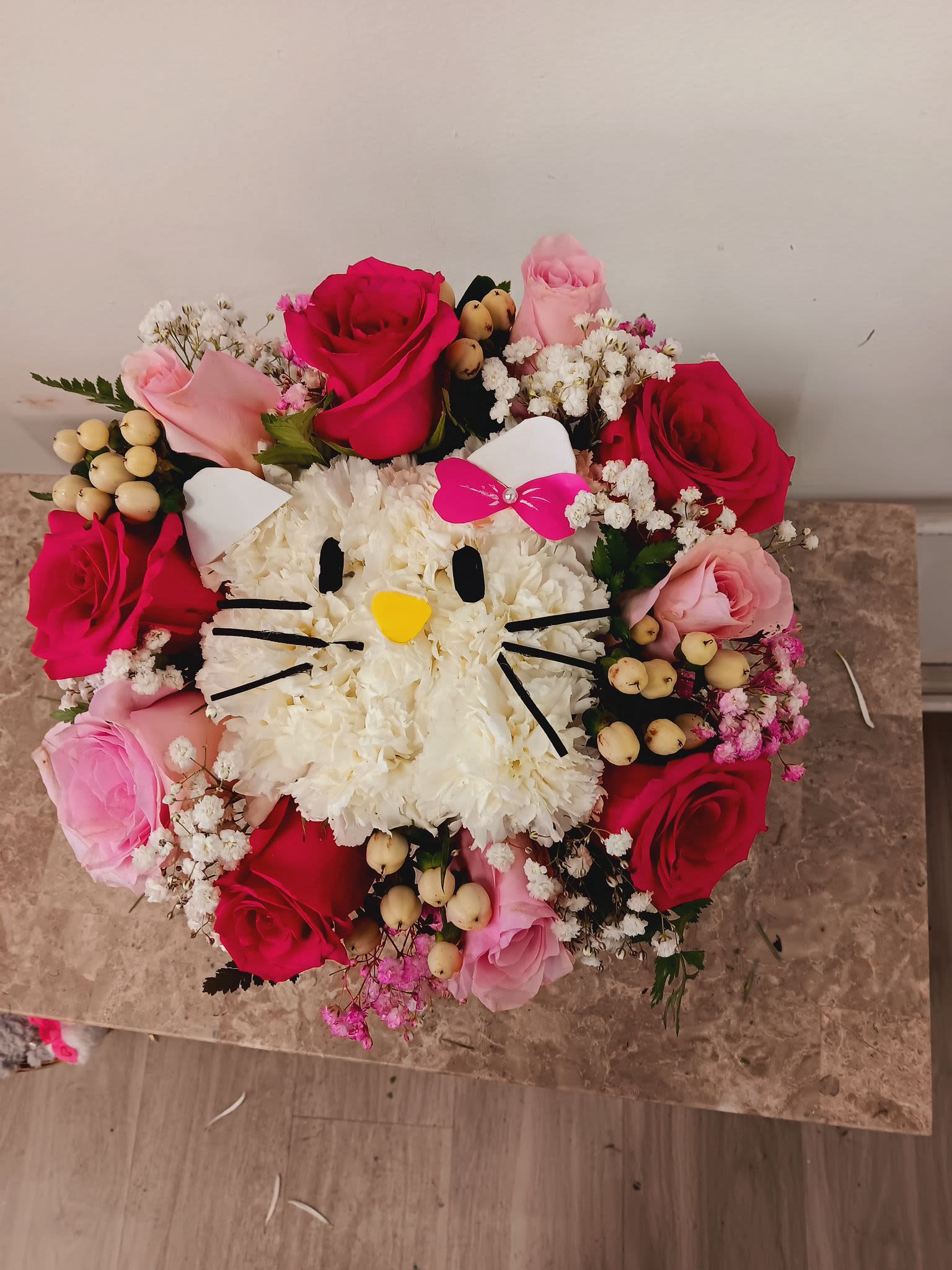 ramo de hello kitty - este arreglo conlleva 9 rosas multicolor ,el hello kitty va hecho en florez  naturales y gisofilia que es la flor blanca
