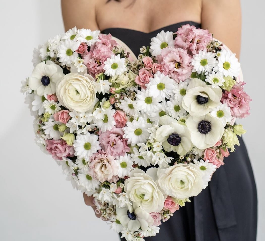№ 68 - THE PHOTO SHOWS THE PREMIUM SIZE № 68 - THE PHOTO SHOWS THE PREMIUM SIZE - THE PHOTO SHOWS THE PREMIUM SIZE . The heart is made from a mix of white and pink flowers.