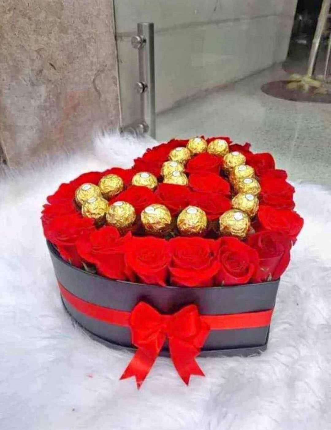 choco corazon mediano - caja corazon elaborada en ferrero con 23 rosas 
