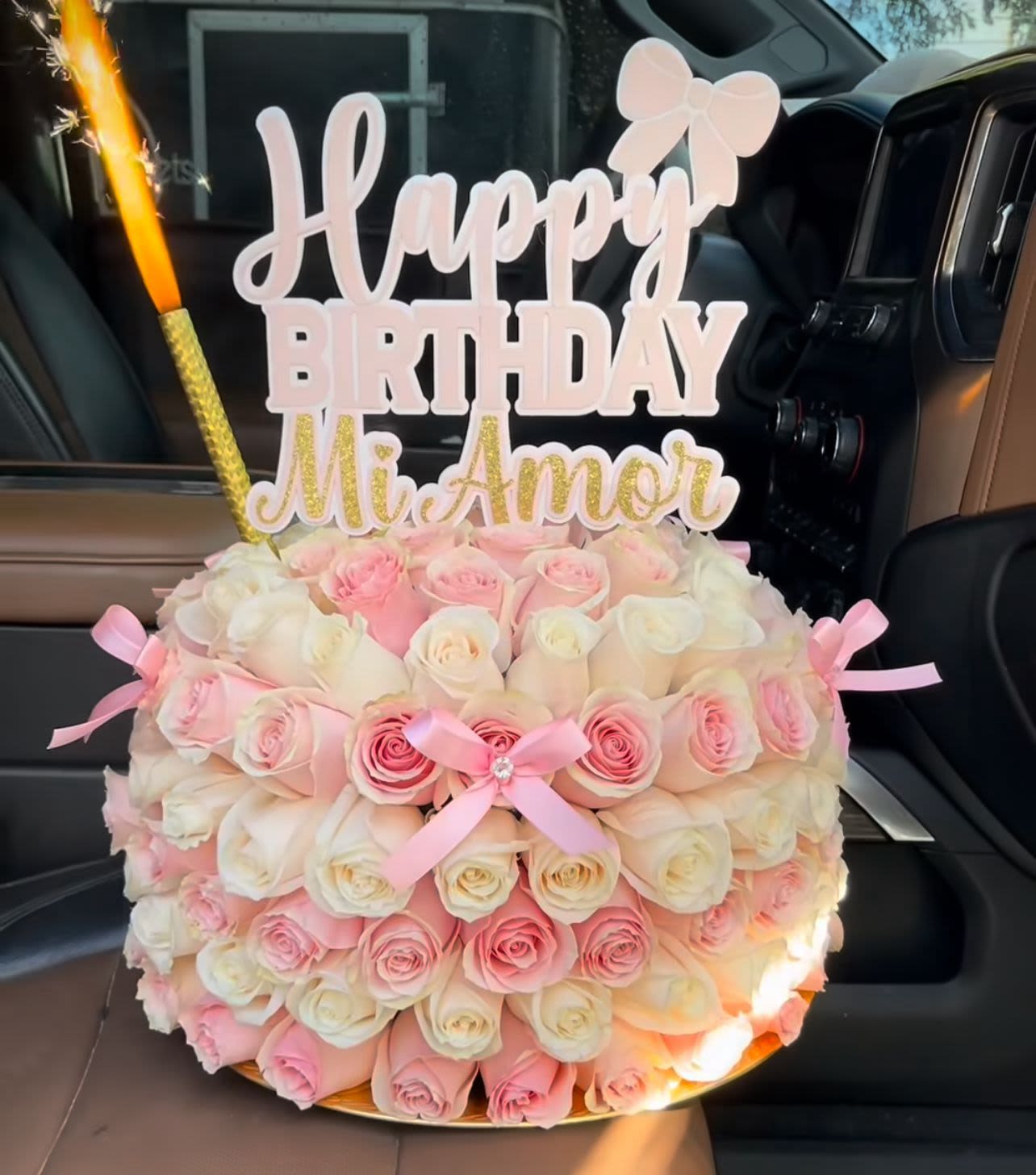 pastel de rosas - detalle elaborado con rosas rosadas y blancas el diseño no maneja un numero de unidades de rosa 