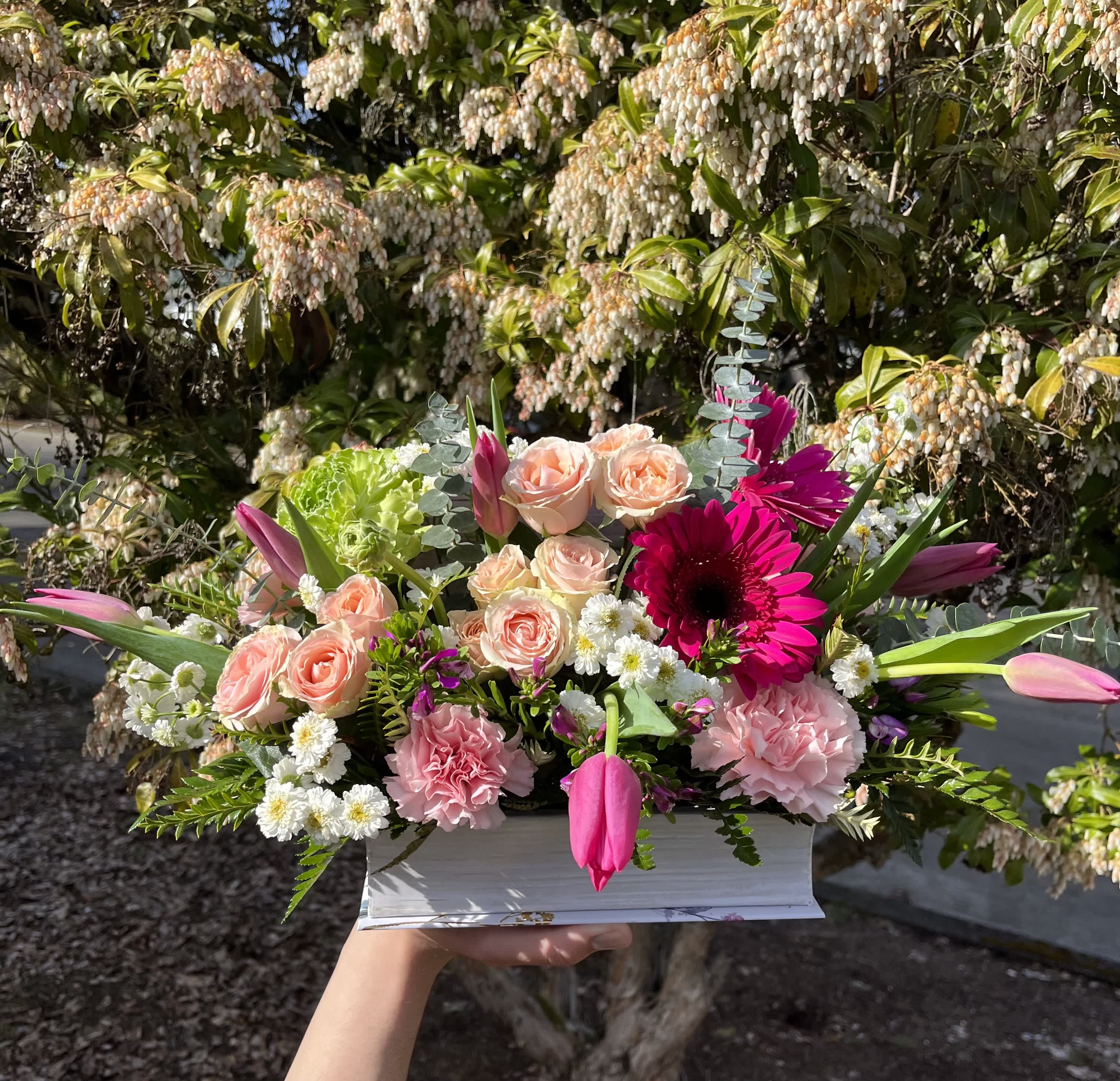 Designers Choice box flowers  - You choose the color theme, we arrange you something custom~  This designers choice will have roses, pretty greens, seasonal blooms, in a box container matching your color theme.   box size small:  Standard  W: 6.5in H:3.5in W:6.5 box size med: Premium W:10.5in H:3.5 W: 4.5