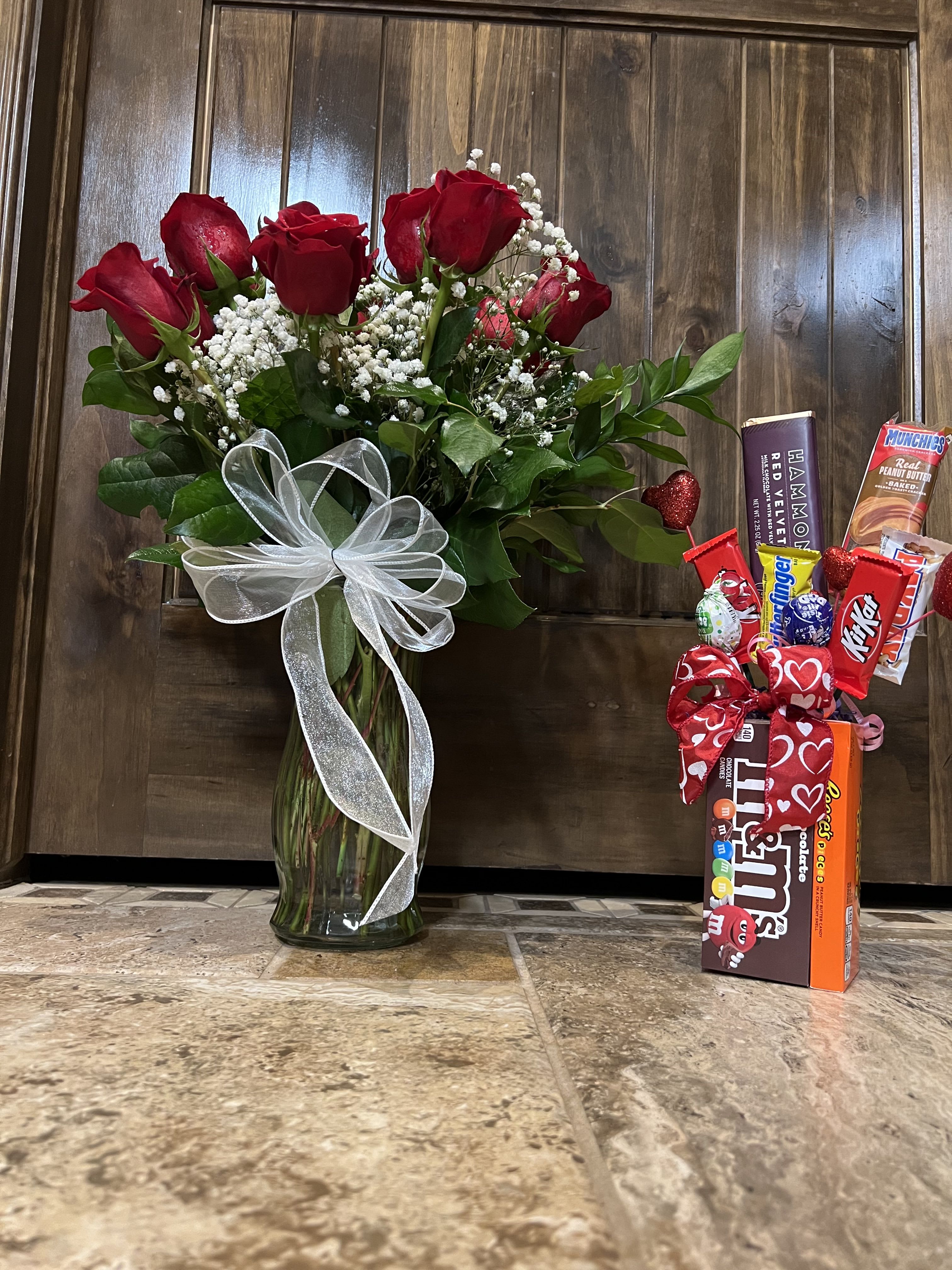 Valentines Deluxe  - 1 doz roses and candy bouquet 