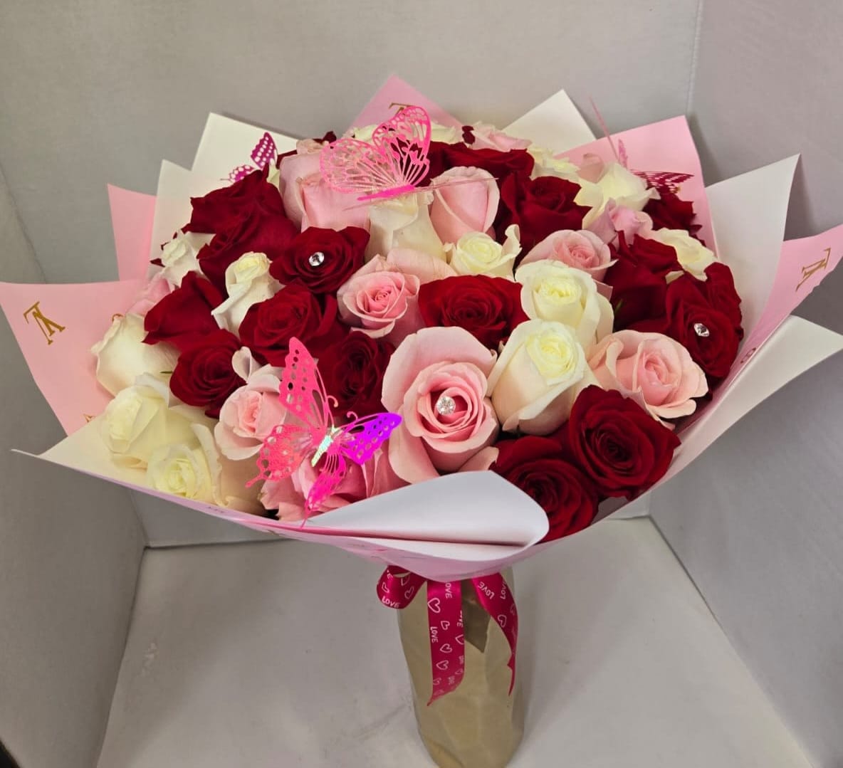 Roses of Love - Don't miss the opportunity to give this beautiful buchón bouquet, combined with red, white and pink roses the perfect combination. (VASE NOT INCLUDED)